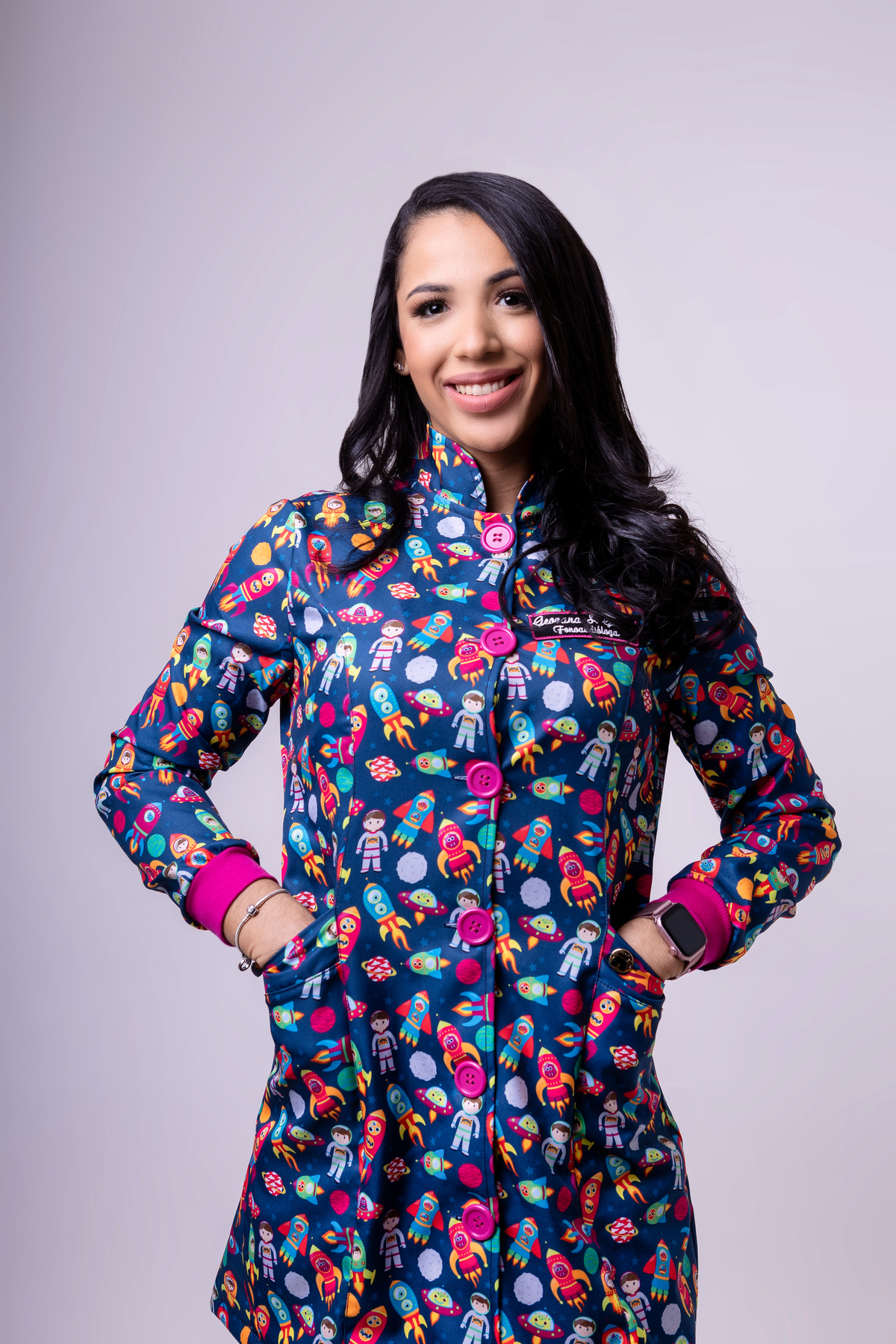 fonoaudióloga com jaleco e mãos no bolso