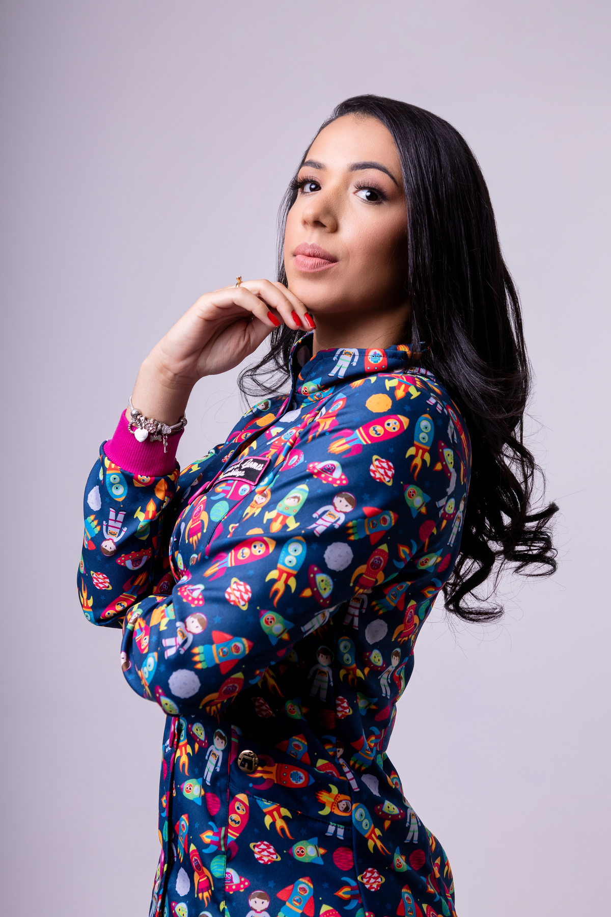 fonoaudióloga com jaleco de braço cruzado 