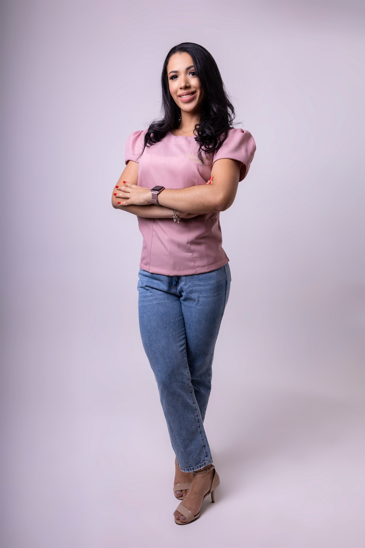 fonoaudióloga de braço cruzado 