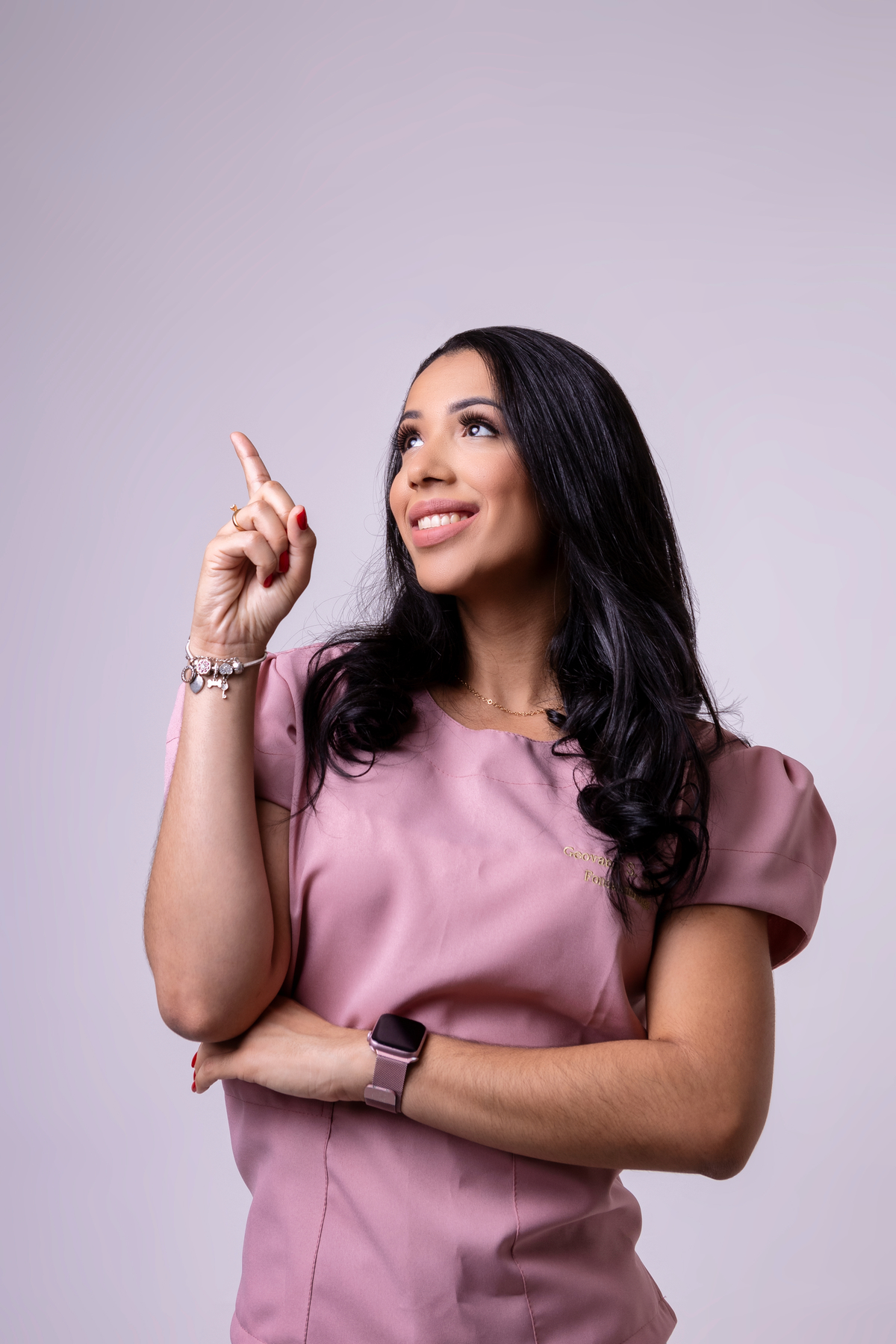 fonoaudióloga de braço cruzado apontando pra cima