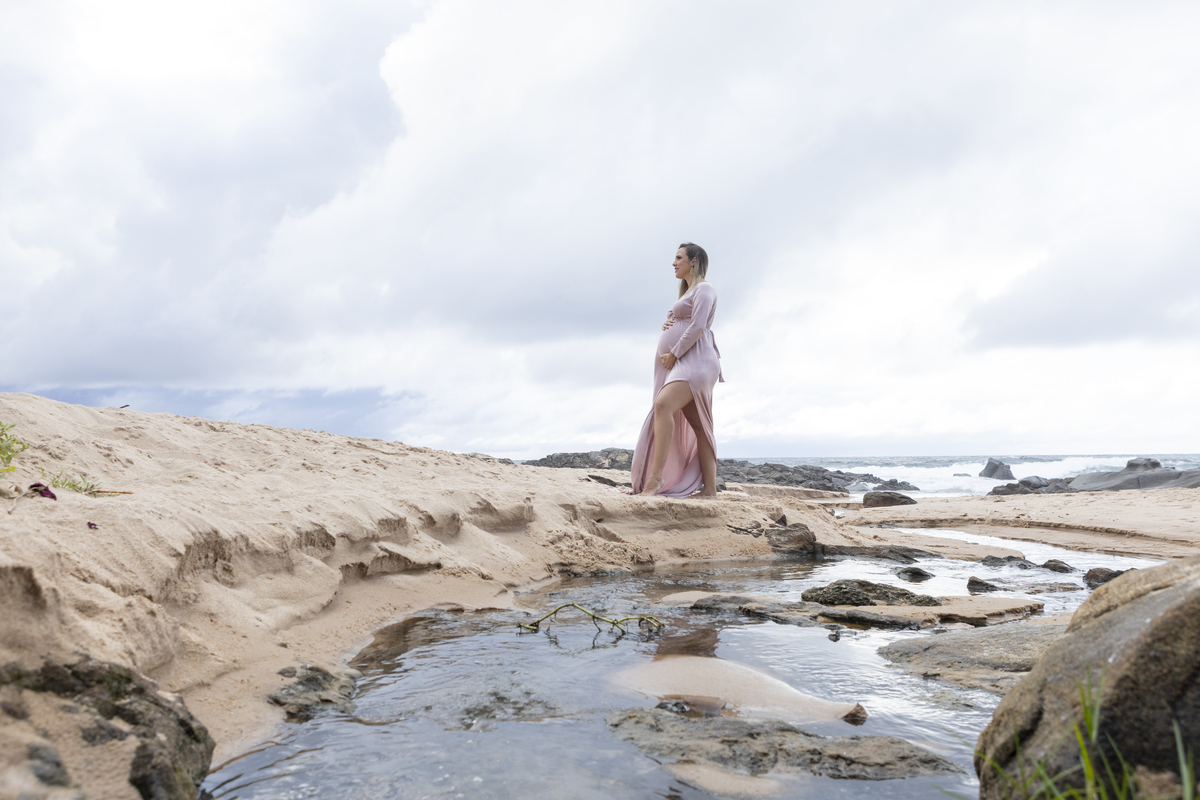 gestante abraçando a barriga 