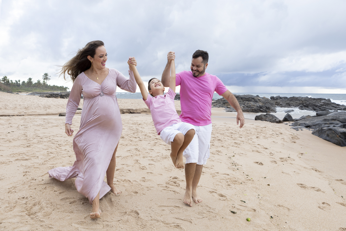 mamãe gestante e papai carregando seu filho