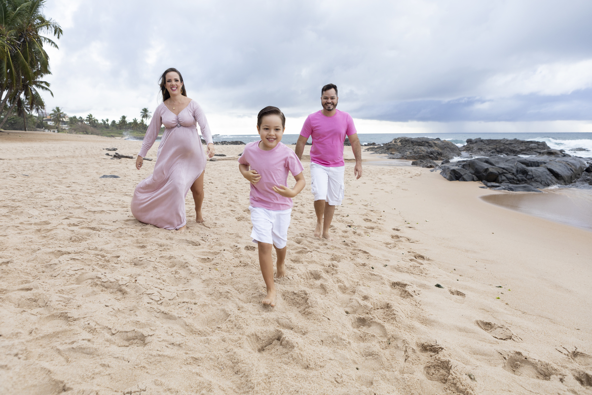 mamãe gestante e papai caminhando com seu filho