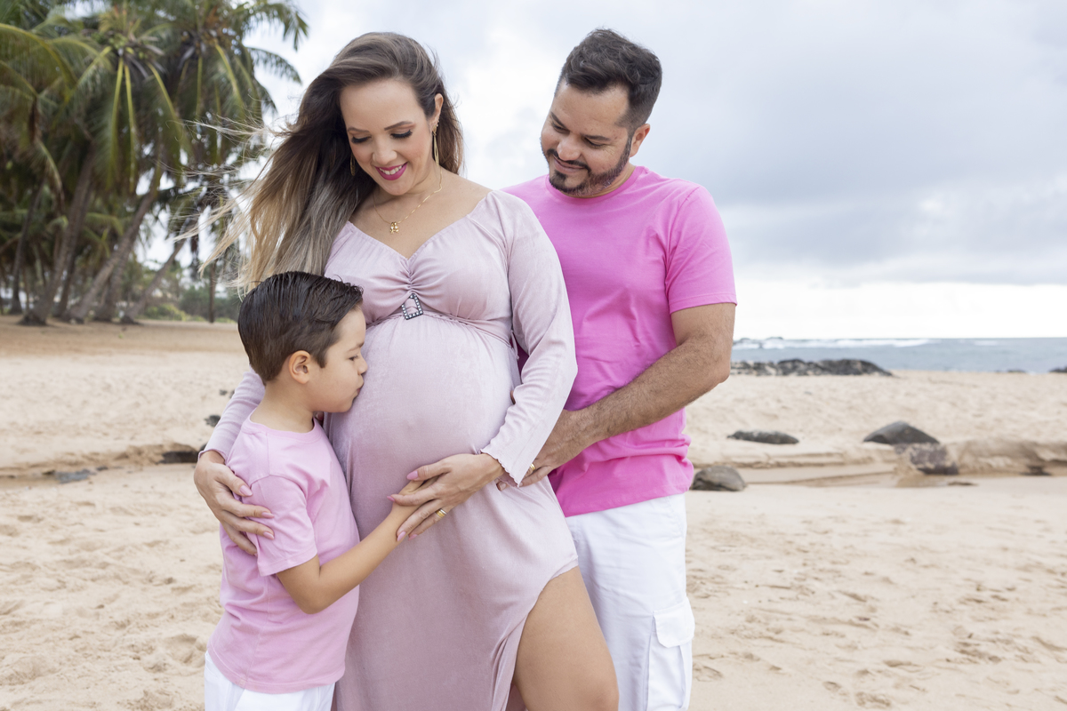 mamãe gestante e papai vendo seu filho beijando a barriga