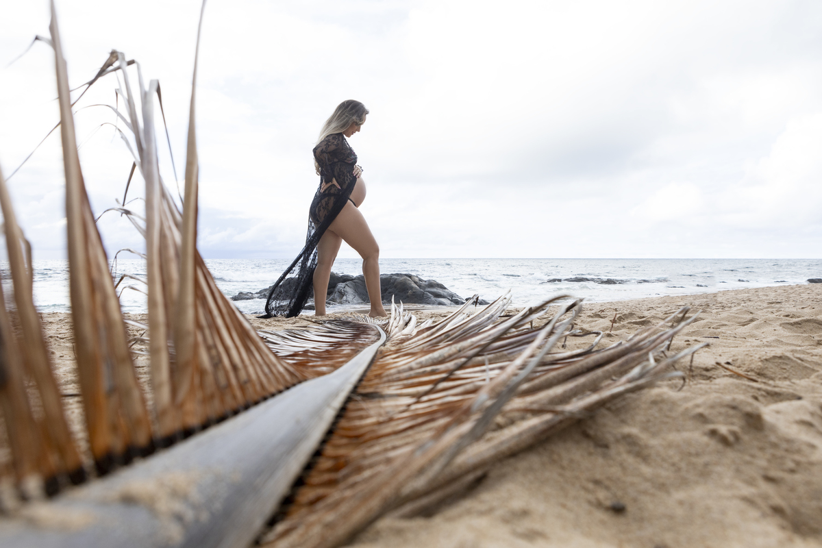 gestante abraçando e olhando pra barriga 