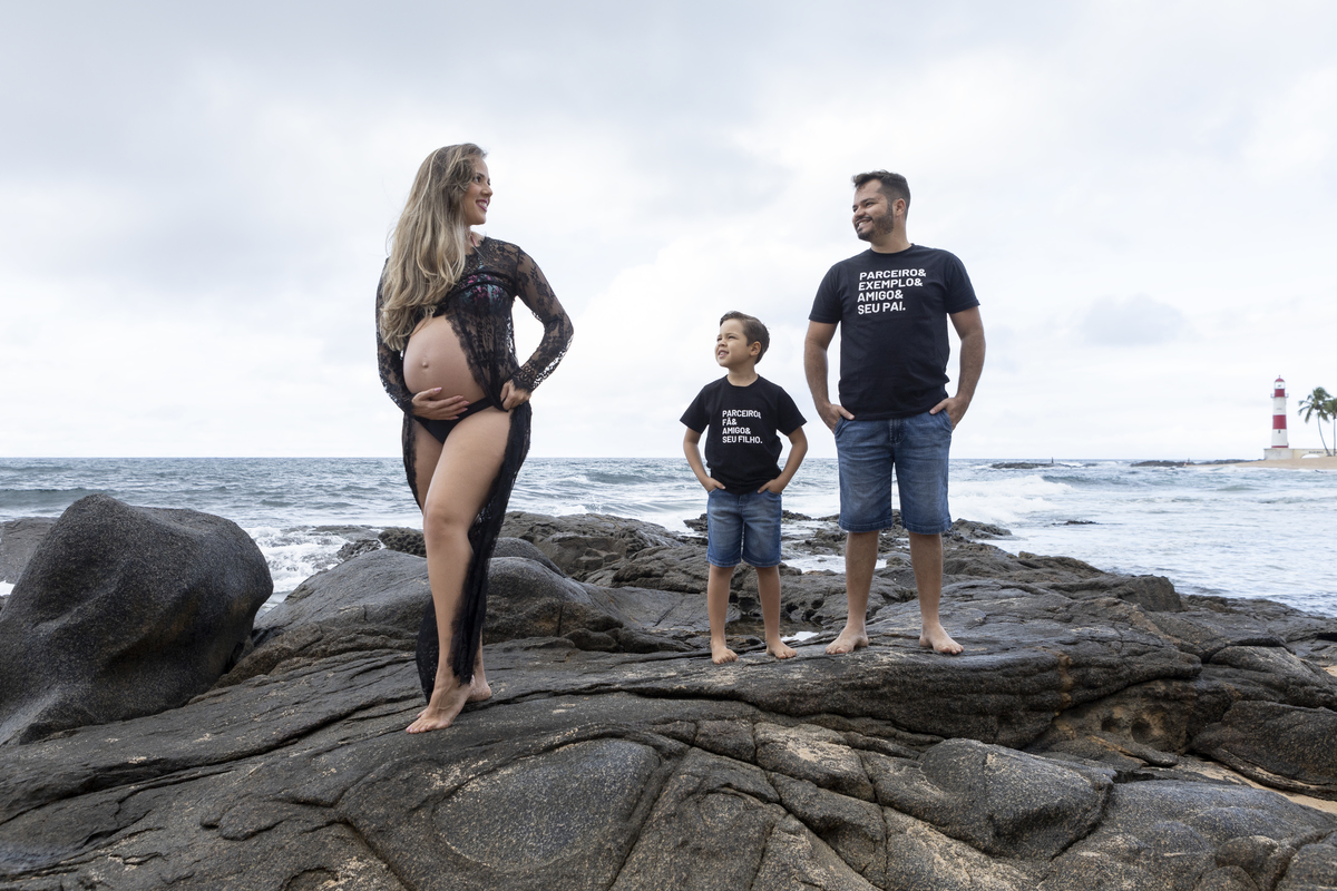 papai e seu filho olhando pra mamãe gestante