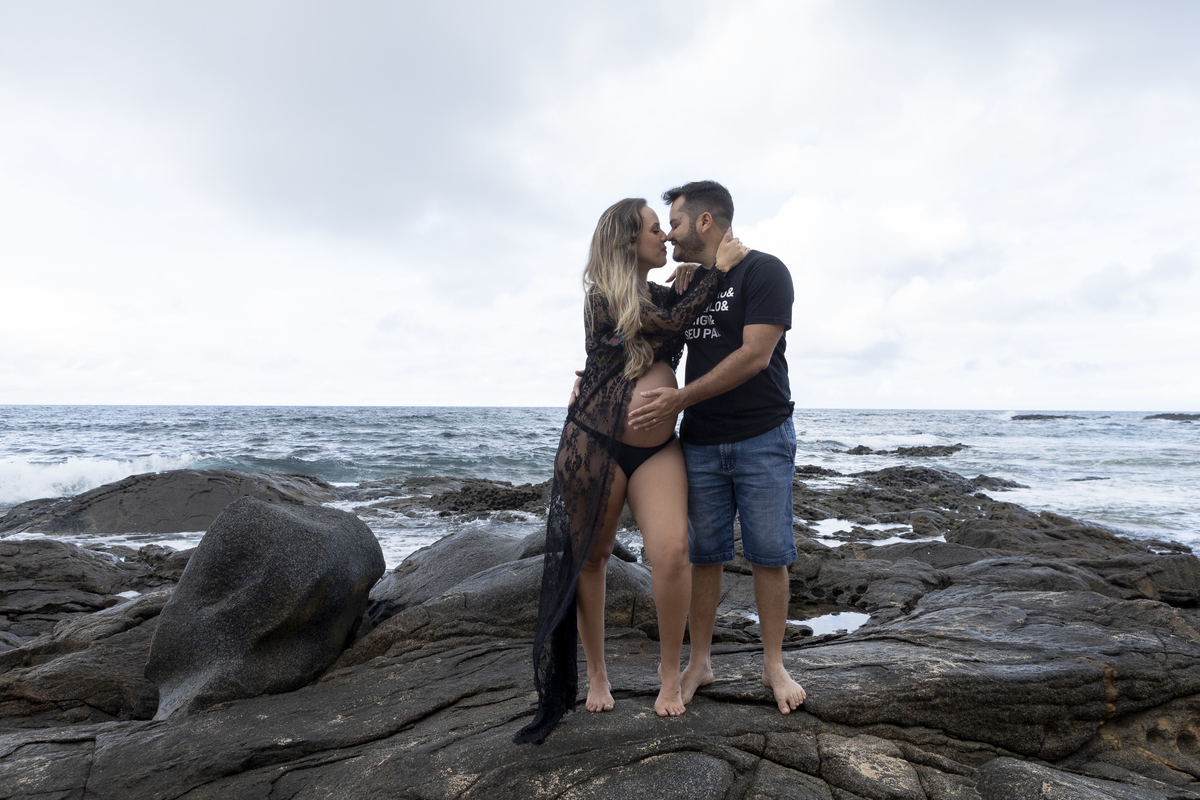 mamãe gestante e papai abraçado