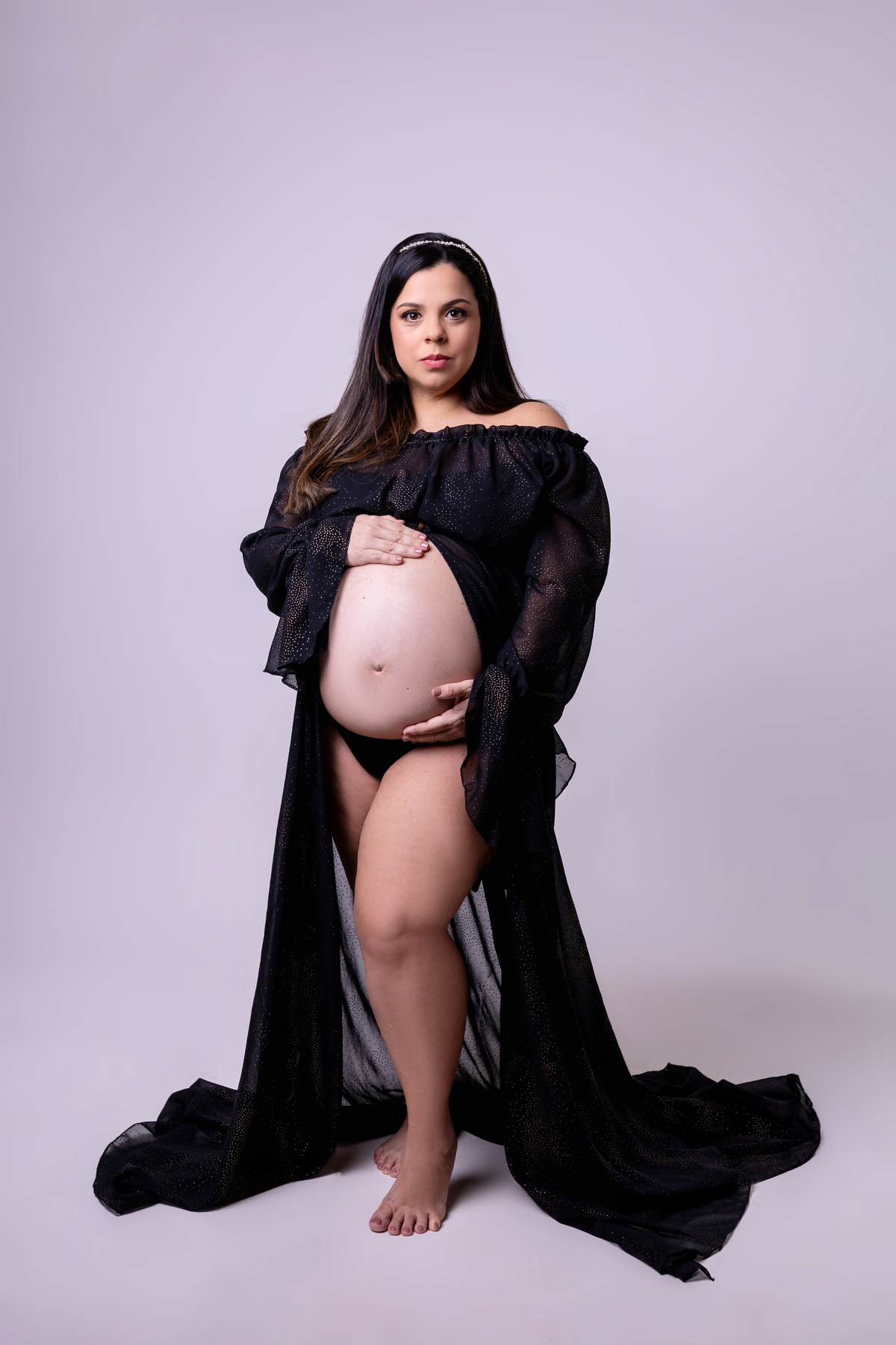 gestante abraçando a barriga 