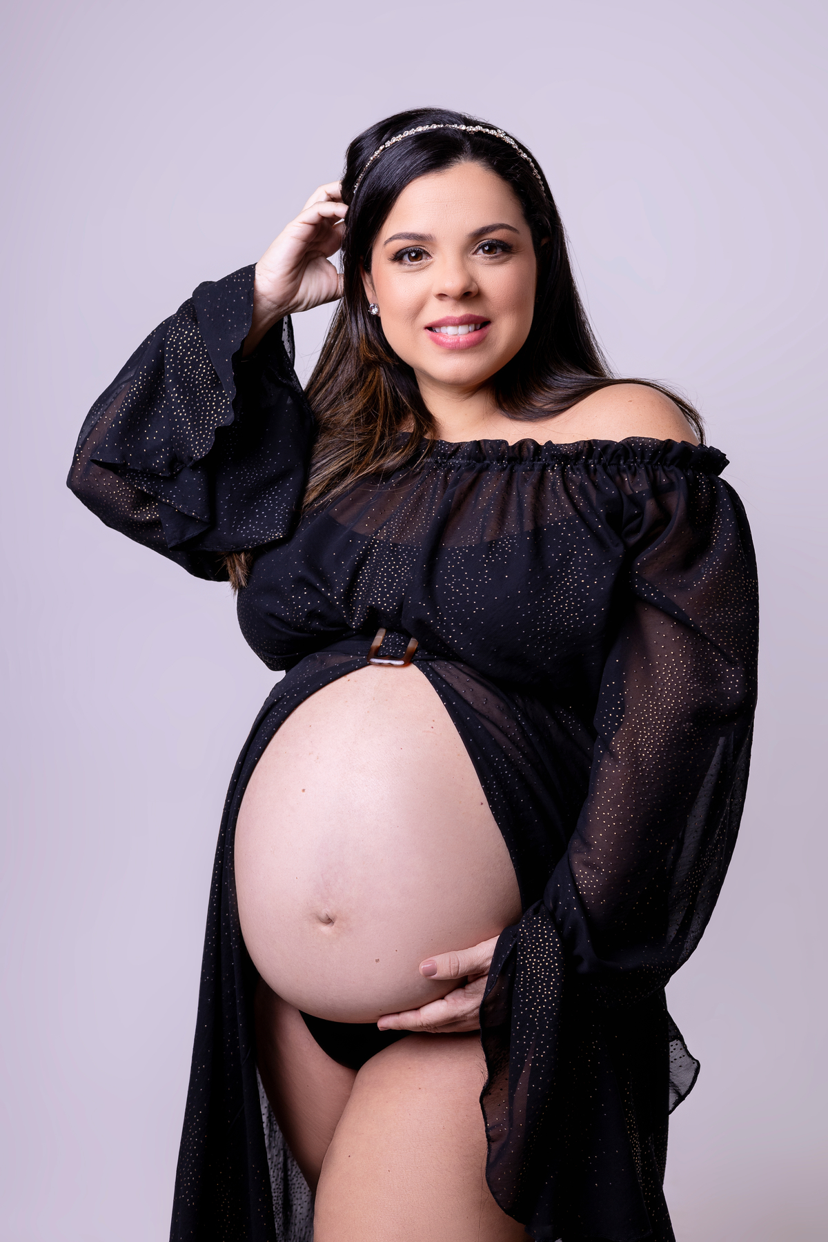 gestante com mão na barriga e outra no cabelo