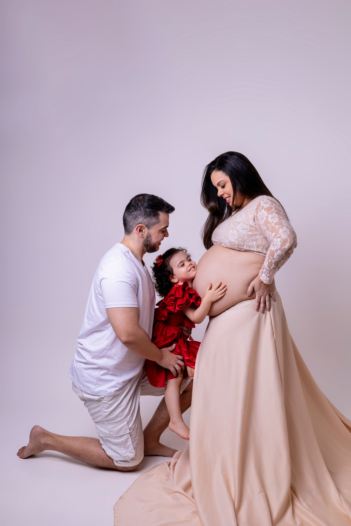 papai e sua filha com a mamãe gestante