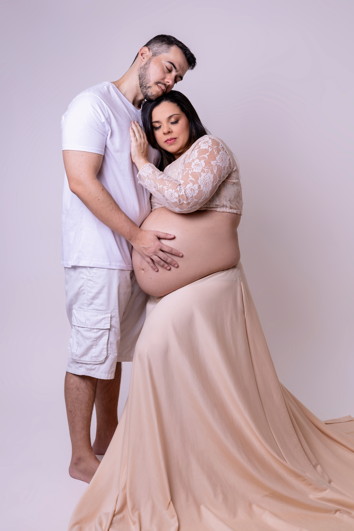 papai abraçando e tocando na barriga na gestante