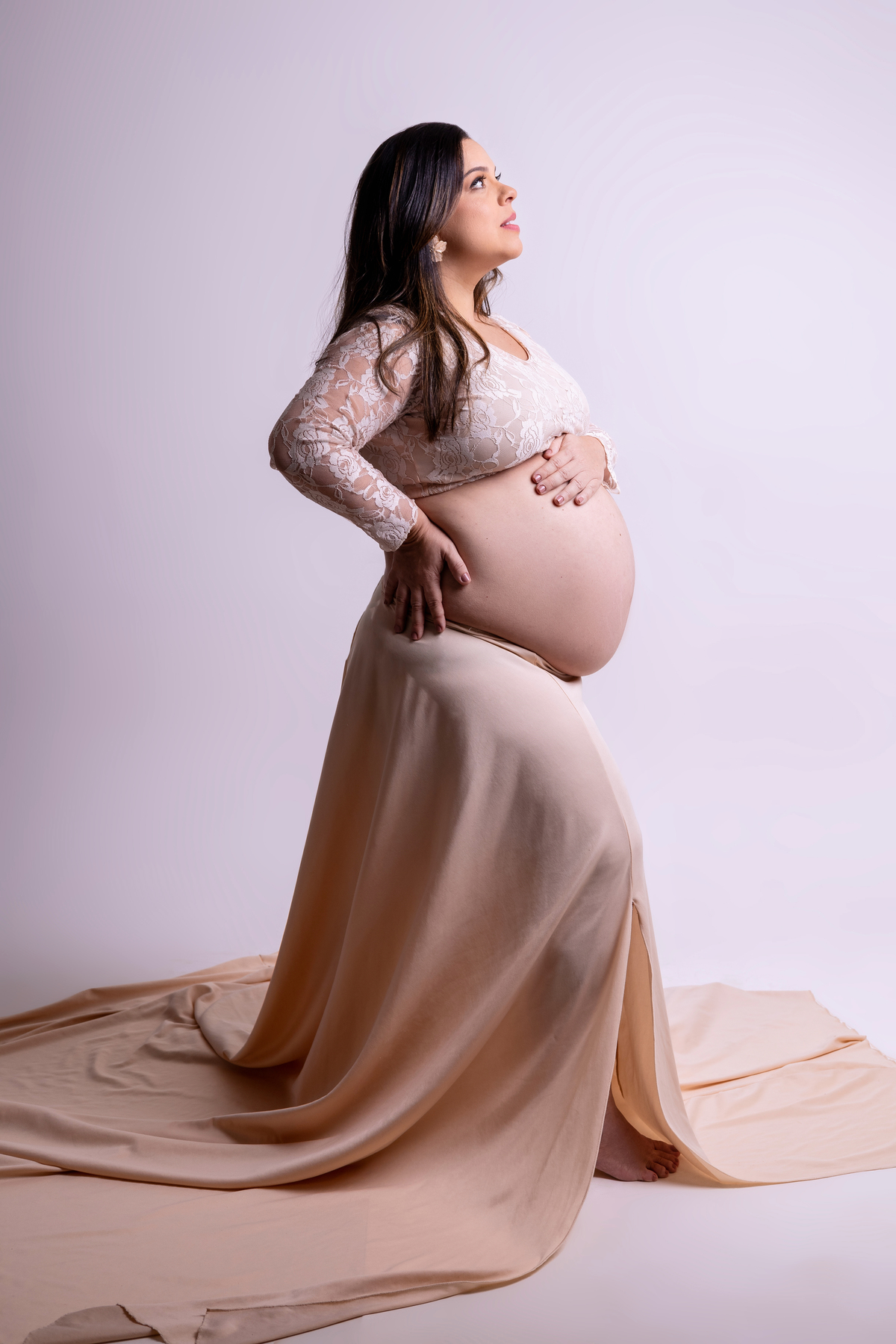 gestante com mão na barriga e outra na cintura