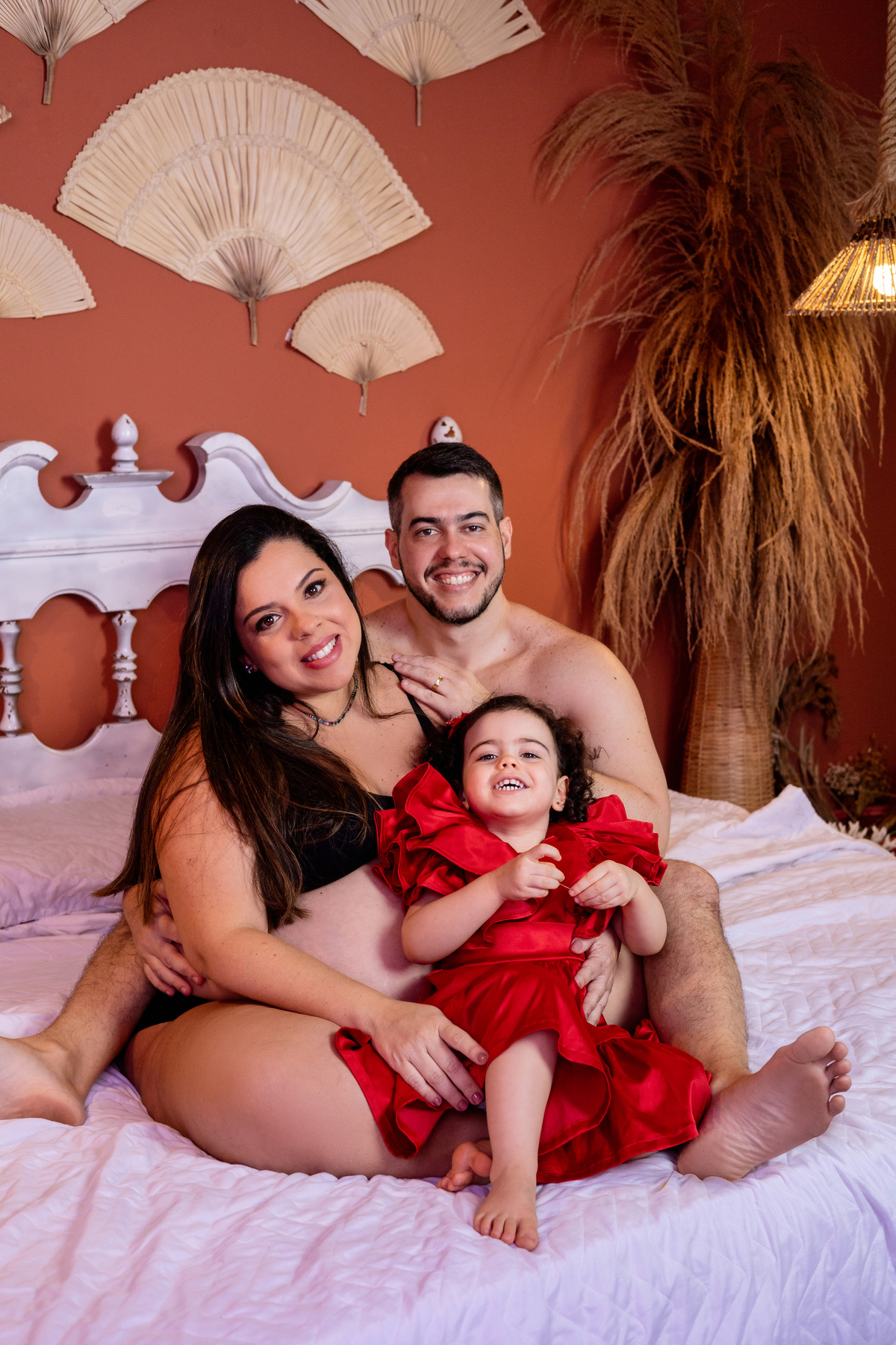 papai e sua filha com a mamãe gestante