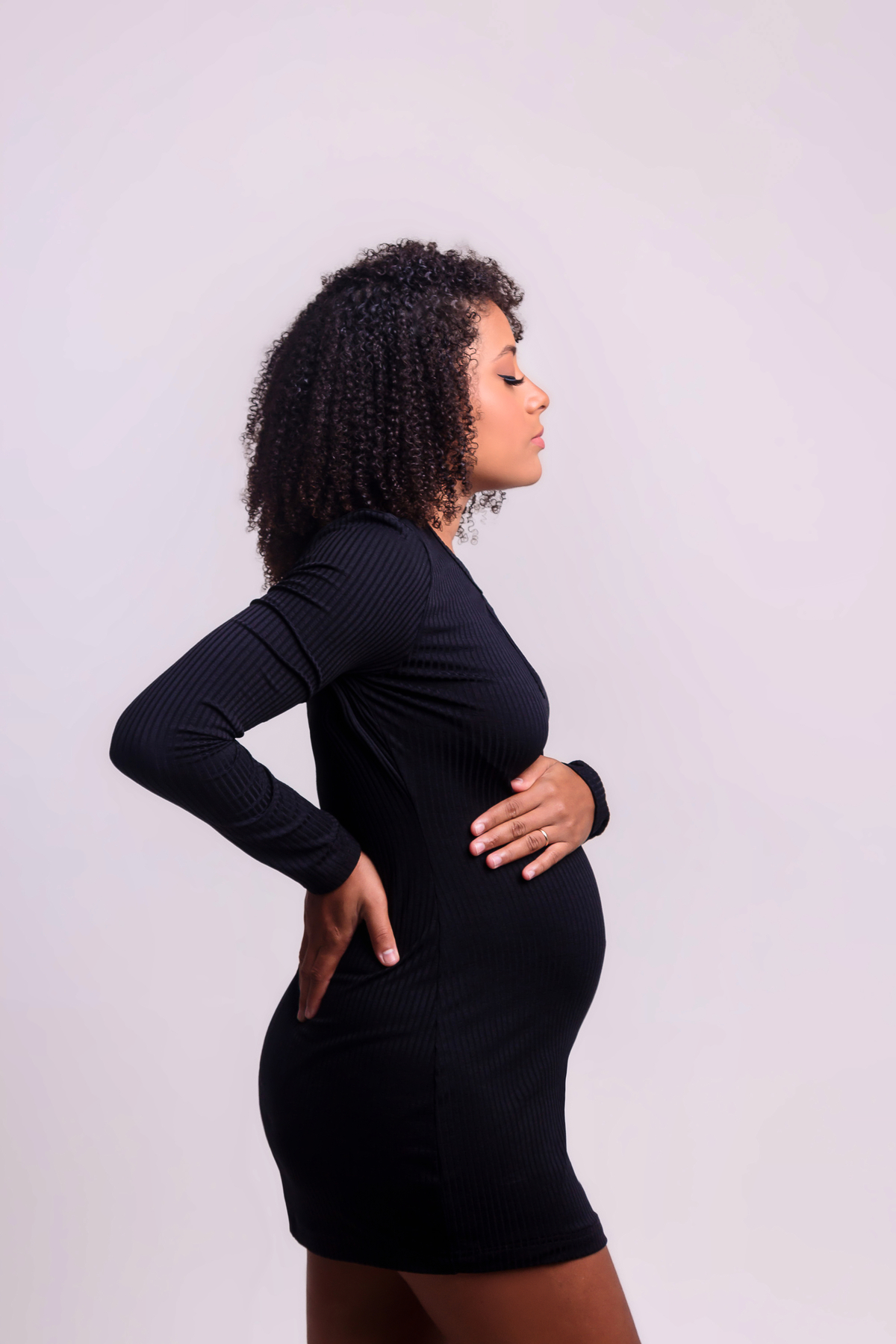 gestante com mão na barriga e outra na cintura