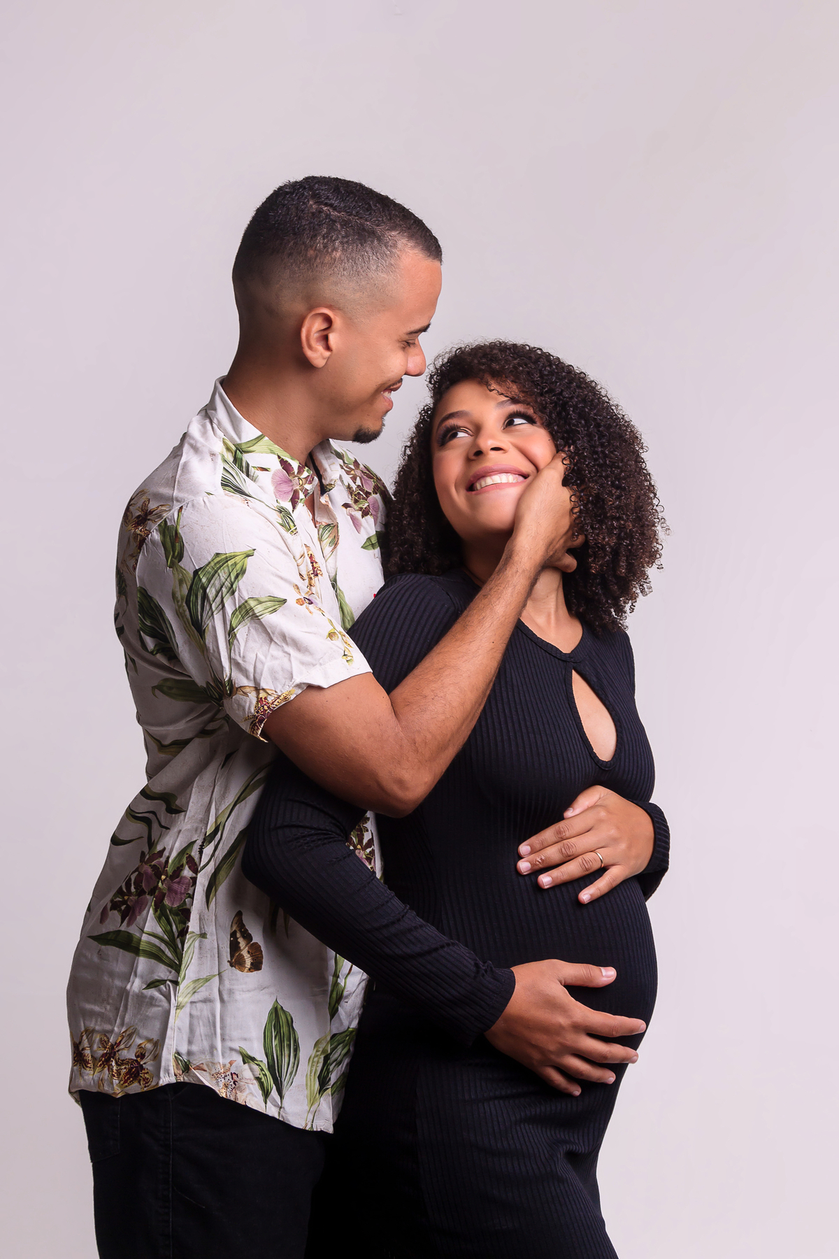 papai e mamãe gestante se olhando