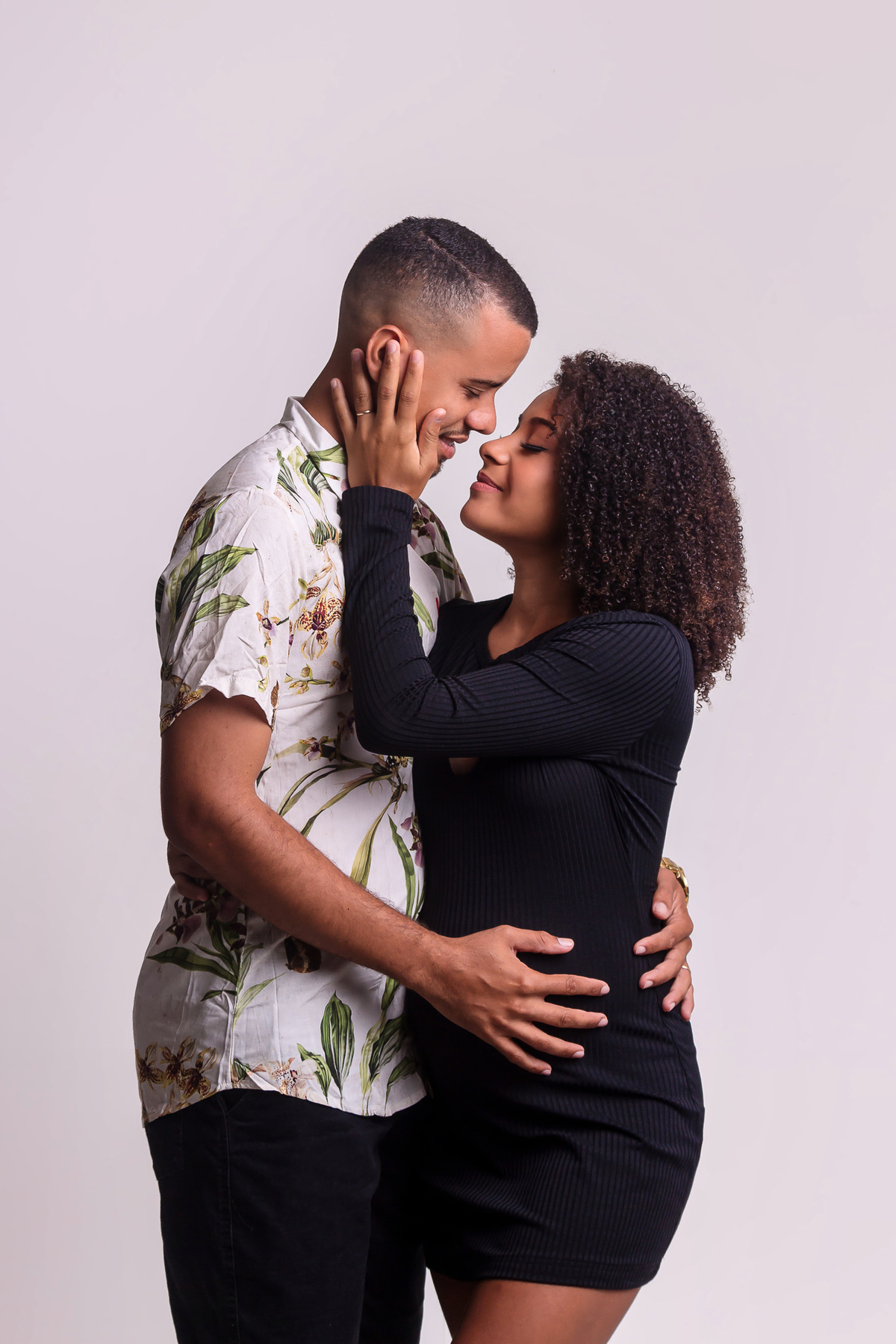 papai e mamãe gestante se olhando