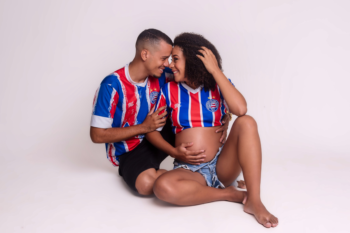 papai e mamãe gestante sentados e se olhando