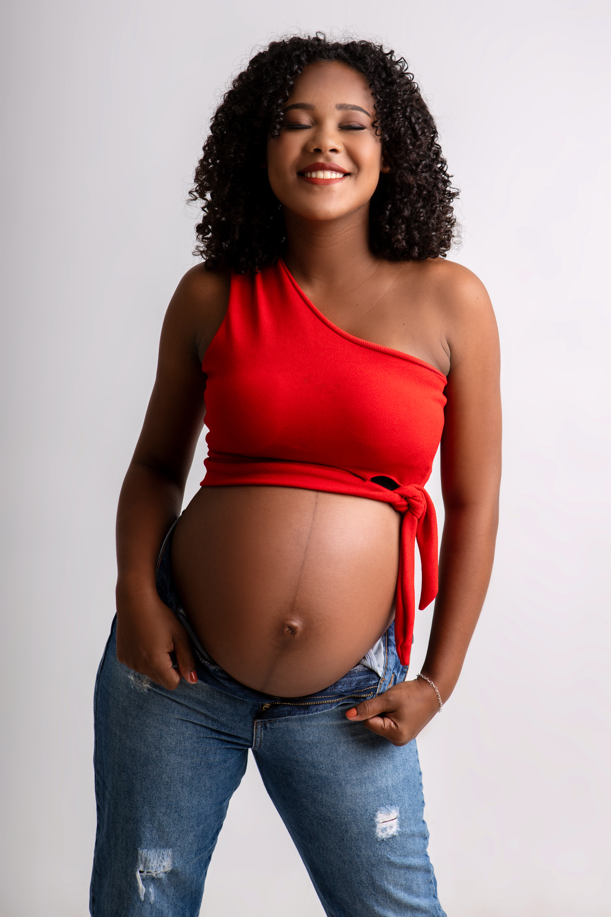 gestante segurando a calça 