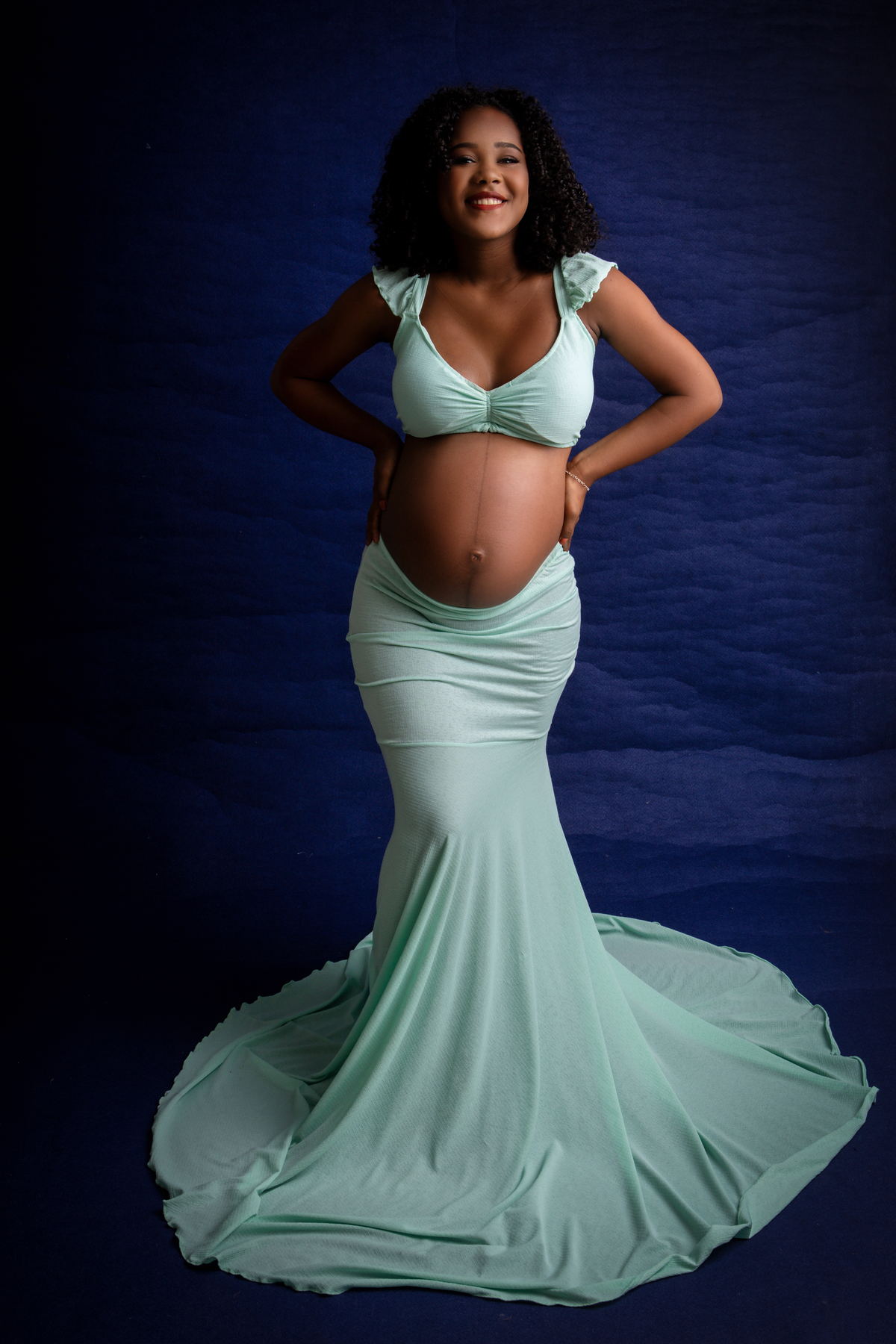 gestante com mãos na cintura