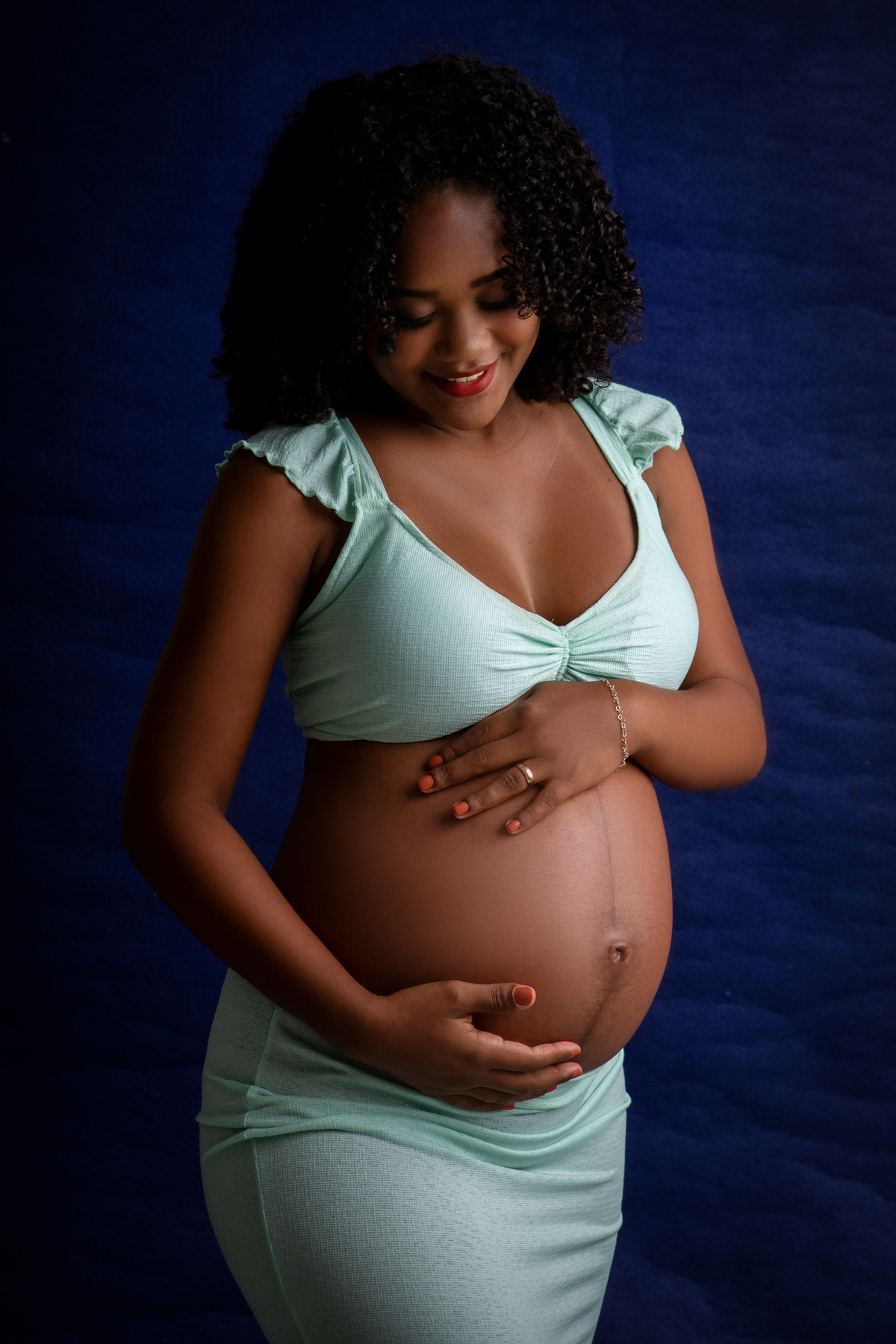 gestante abraçando a barriga