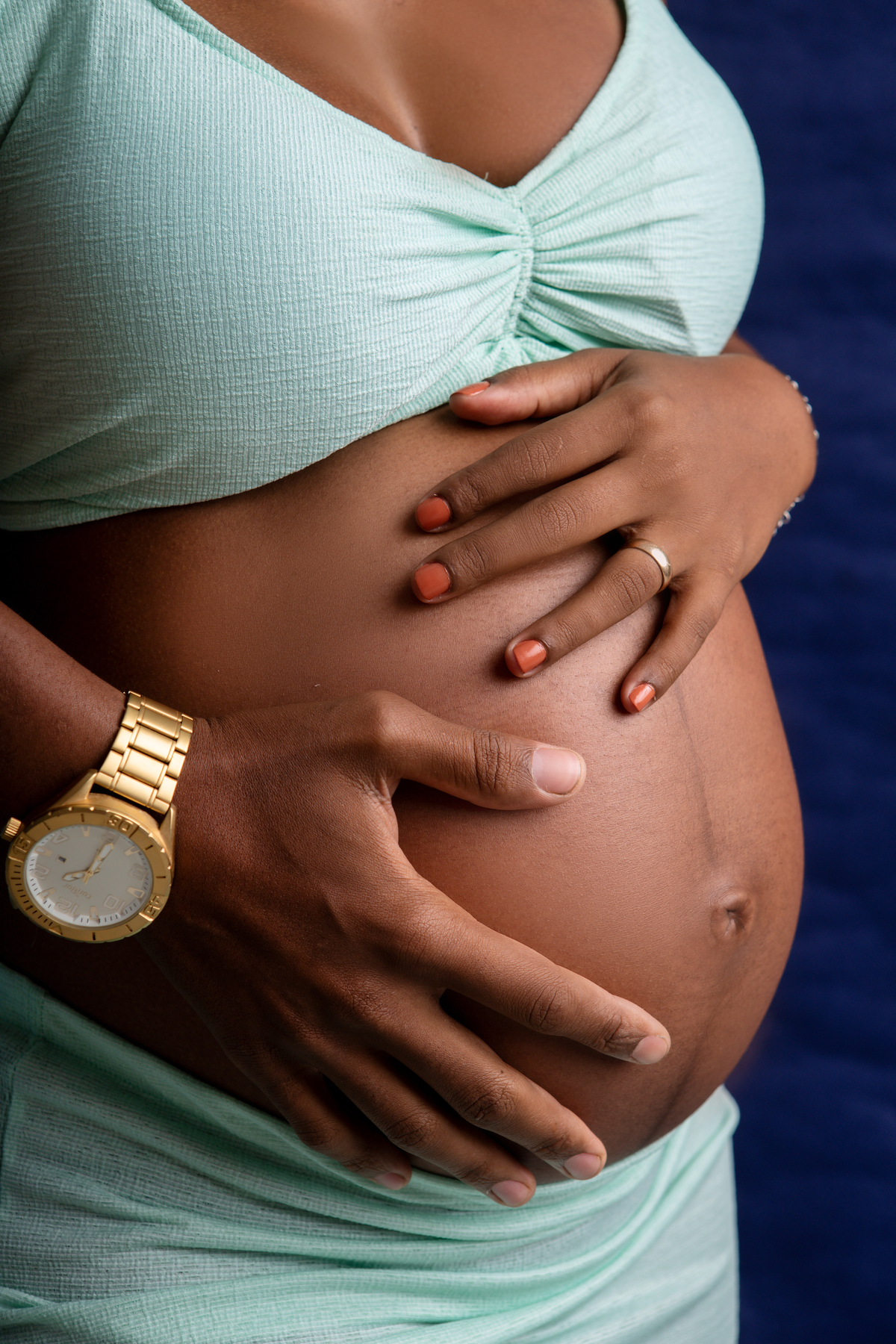 detalhes de mãos de papai e mamãe na barriga da gestante