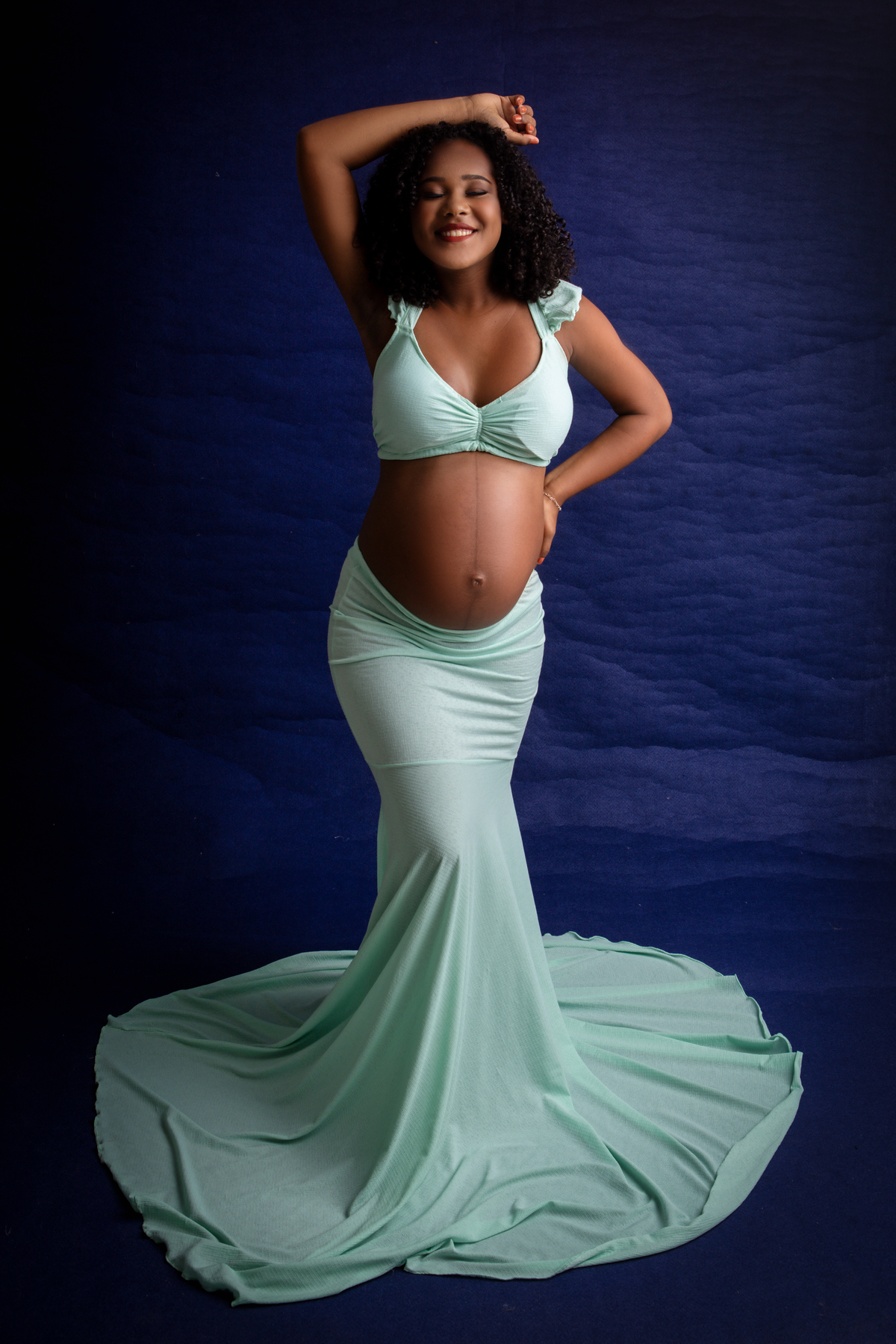 gestante com mão na cintura e outra na cabeça