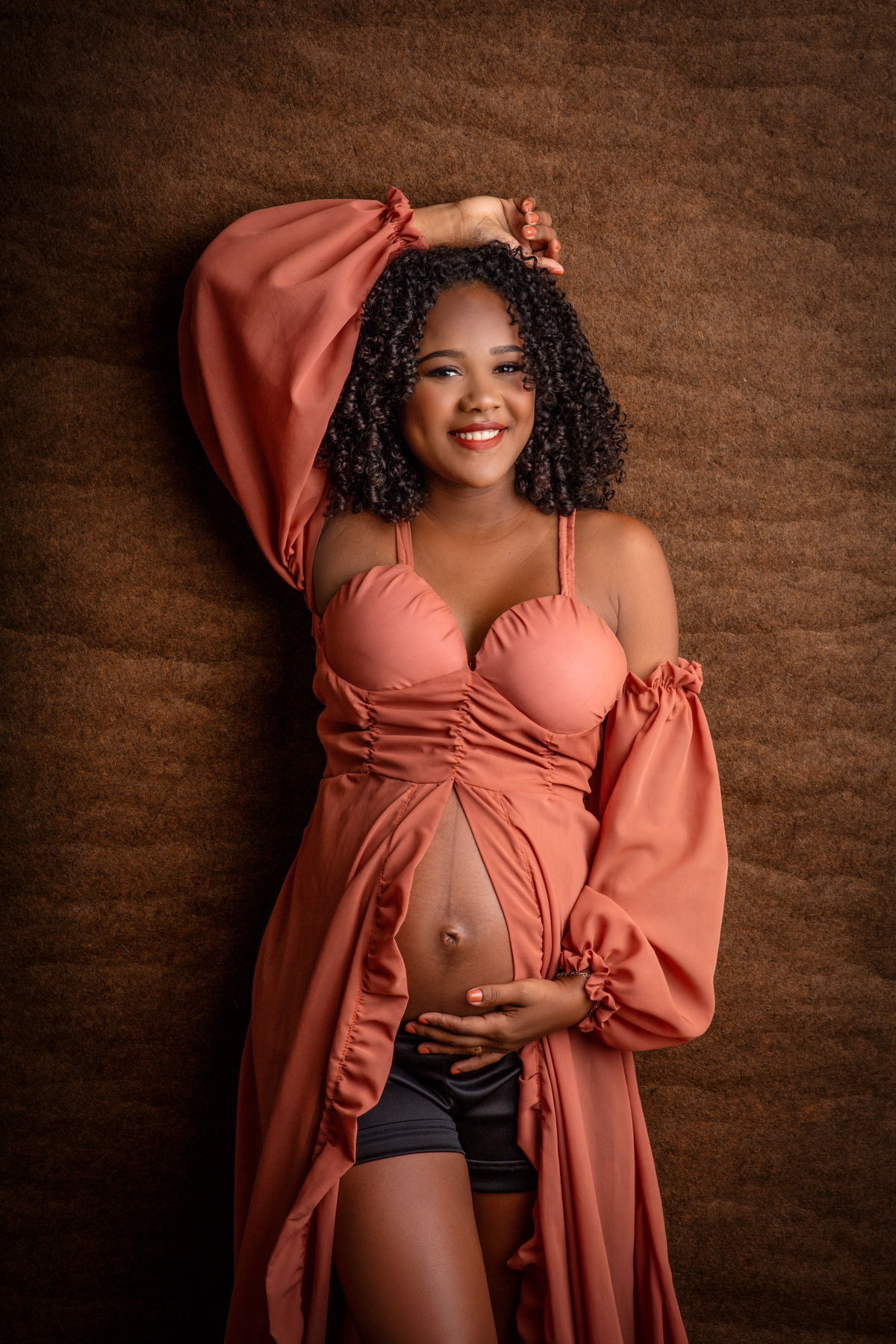 gestante com mão na cintura e outra na cabeça