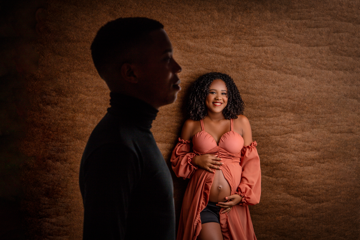 silhueta de papai com gestante no fundo abraçando a barriga