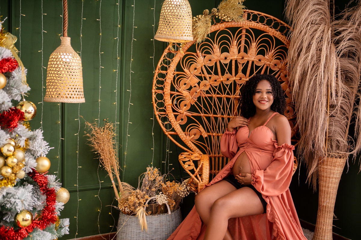 gestante sentada na cadeira tocando na barriga