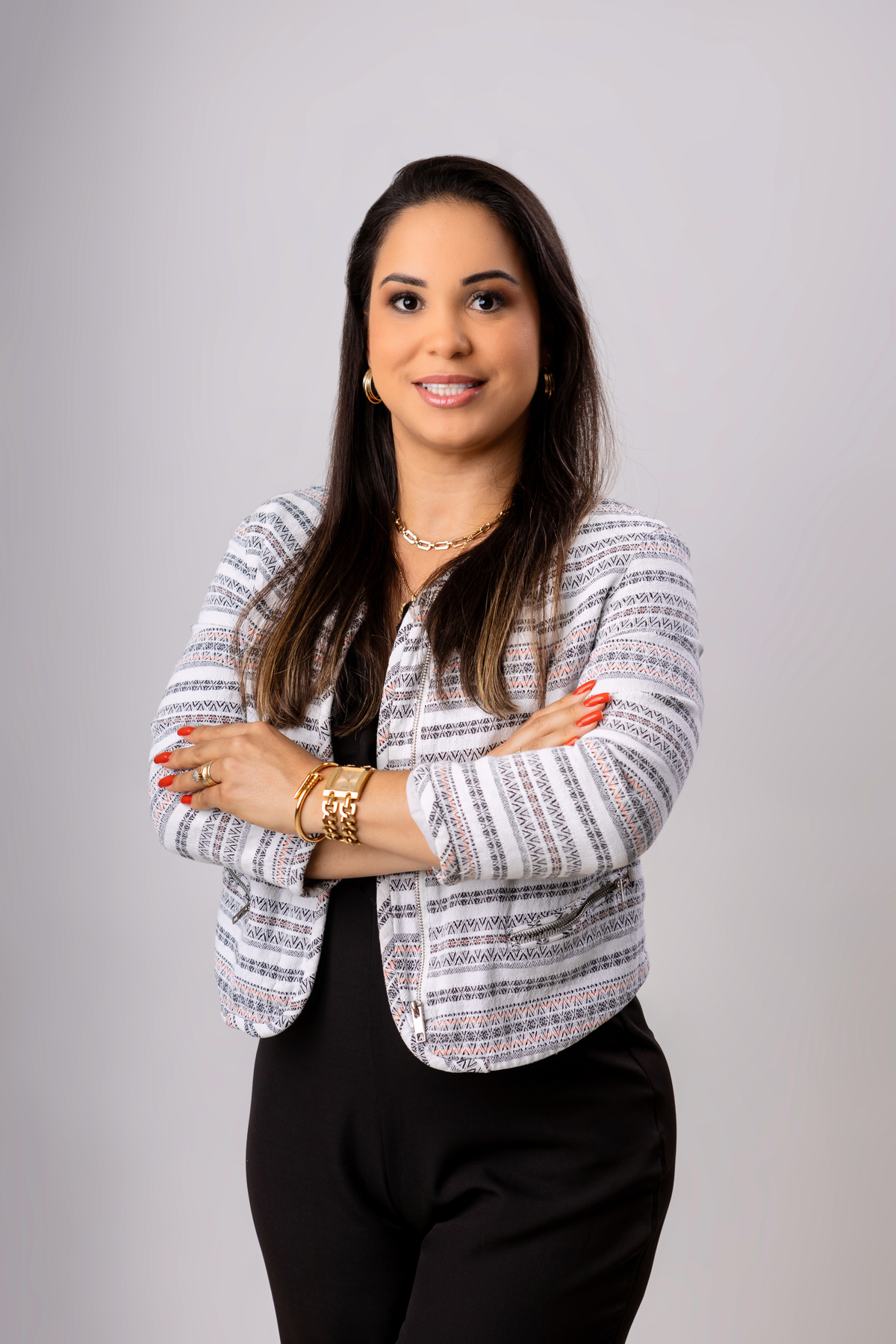 advogada de braços cruzados