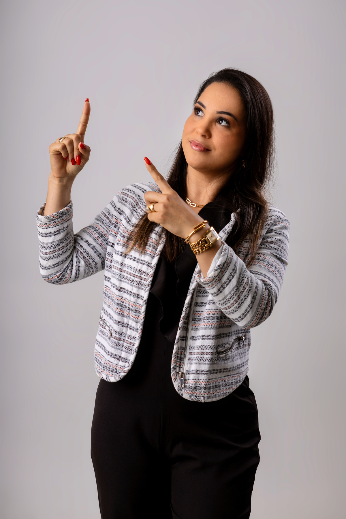 advogada apontado pra cima 