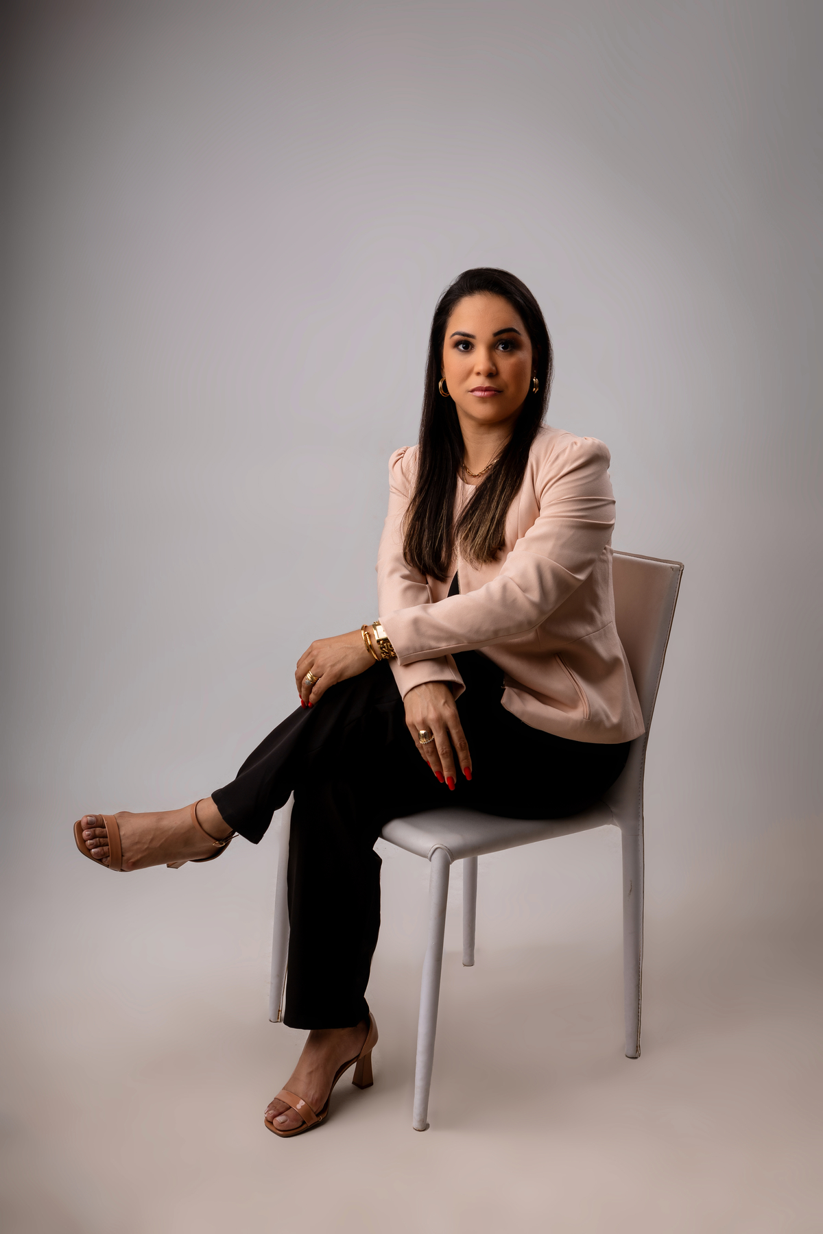 advogada sentada de braços apoiados 