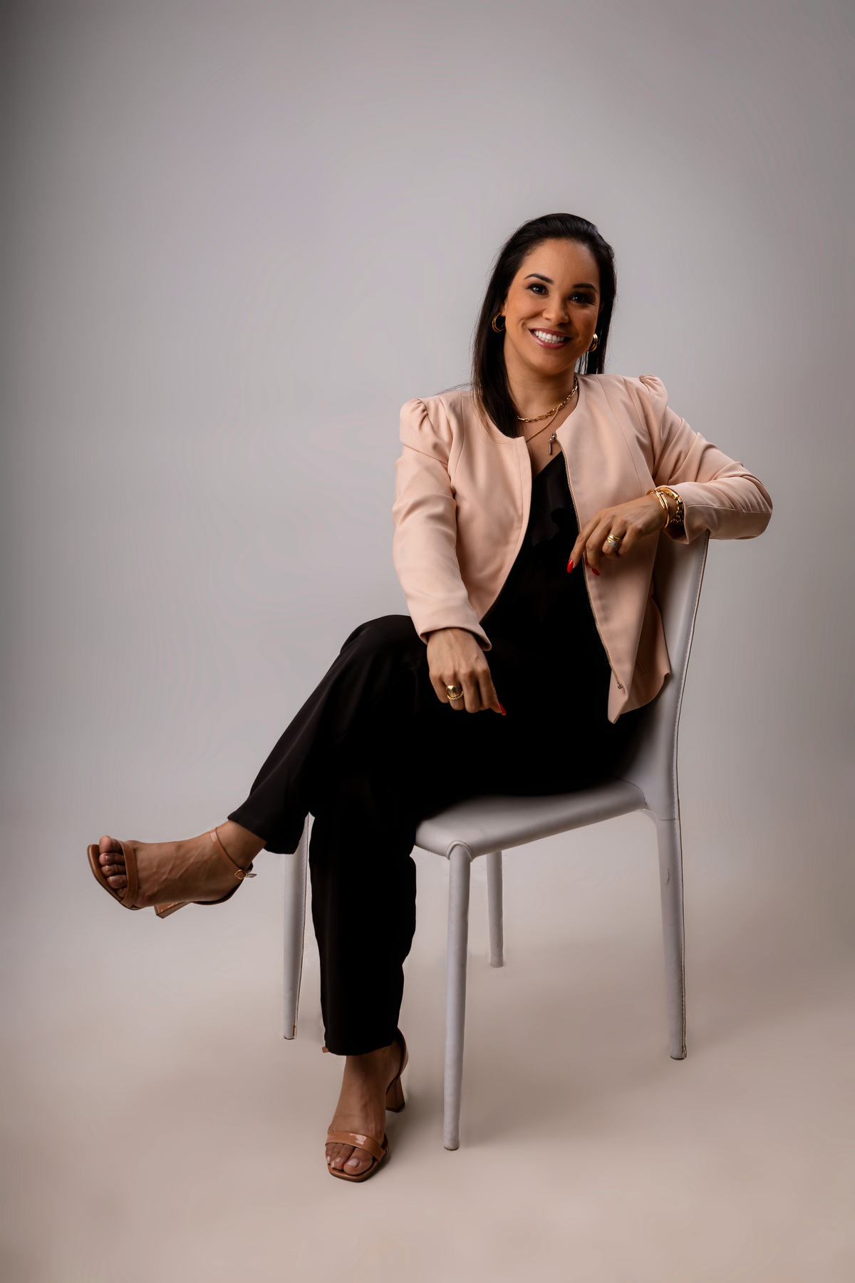 advogada sentada de braço apoiada na cadeira