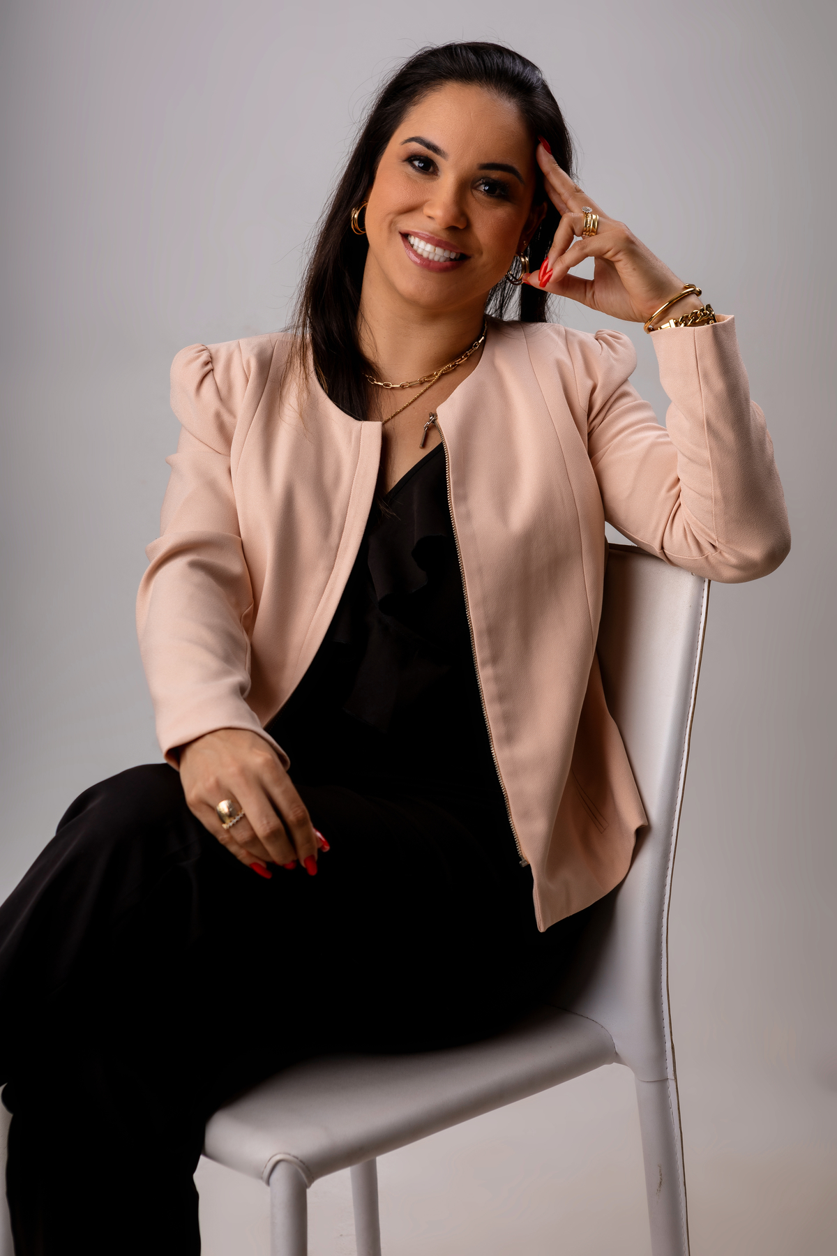 advogada sentada de braço apoiada na cadeira