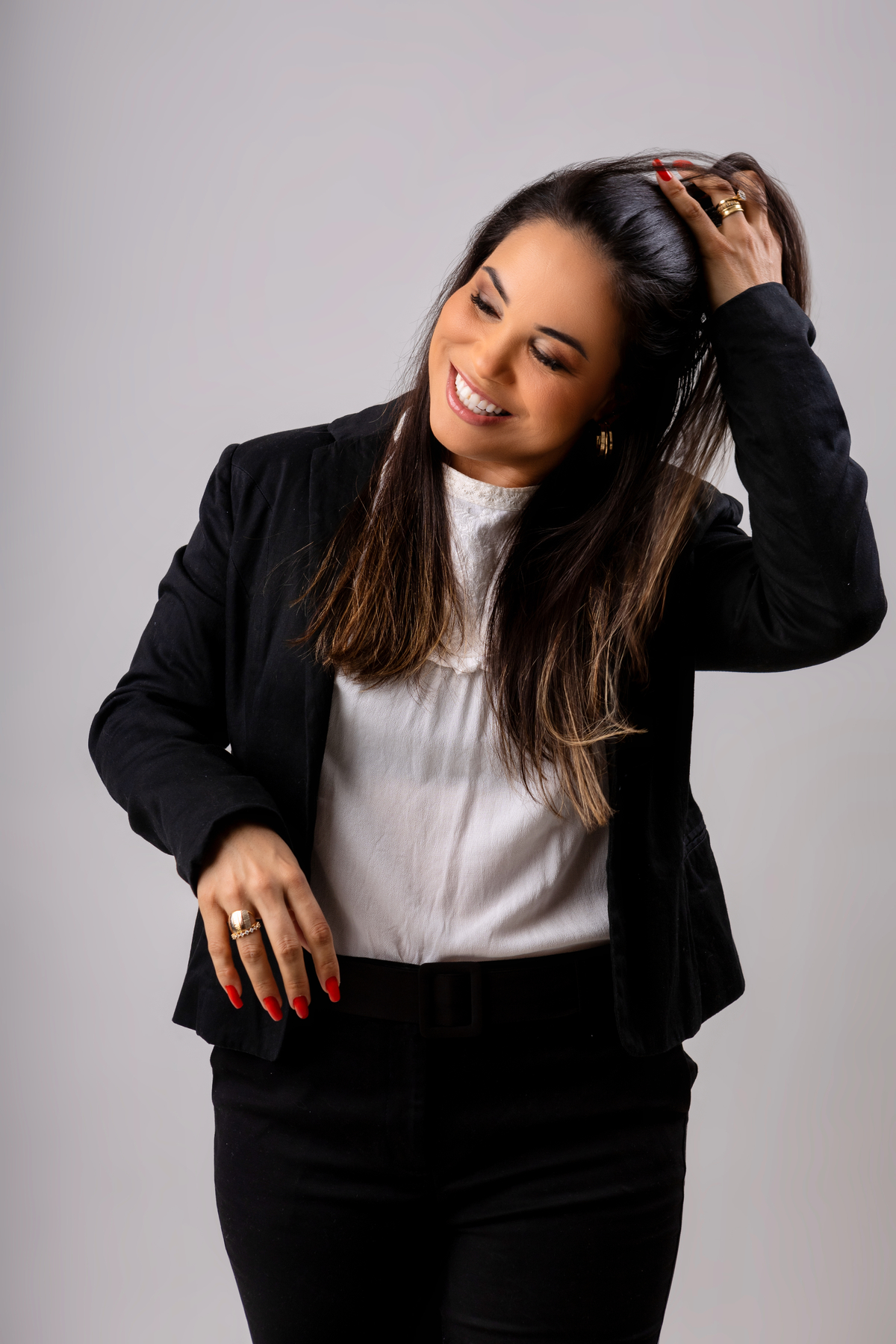 advogada sorridente mexendo no cabelo