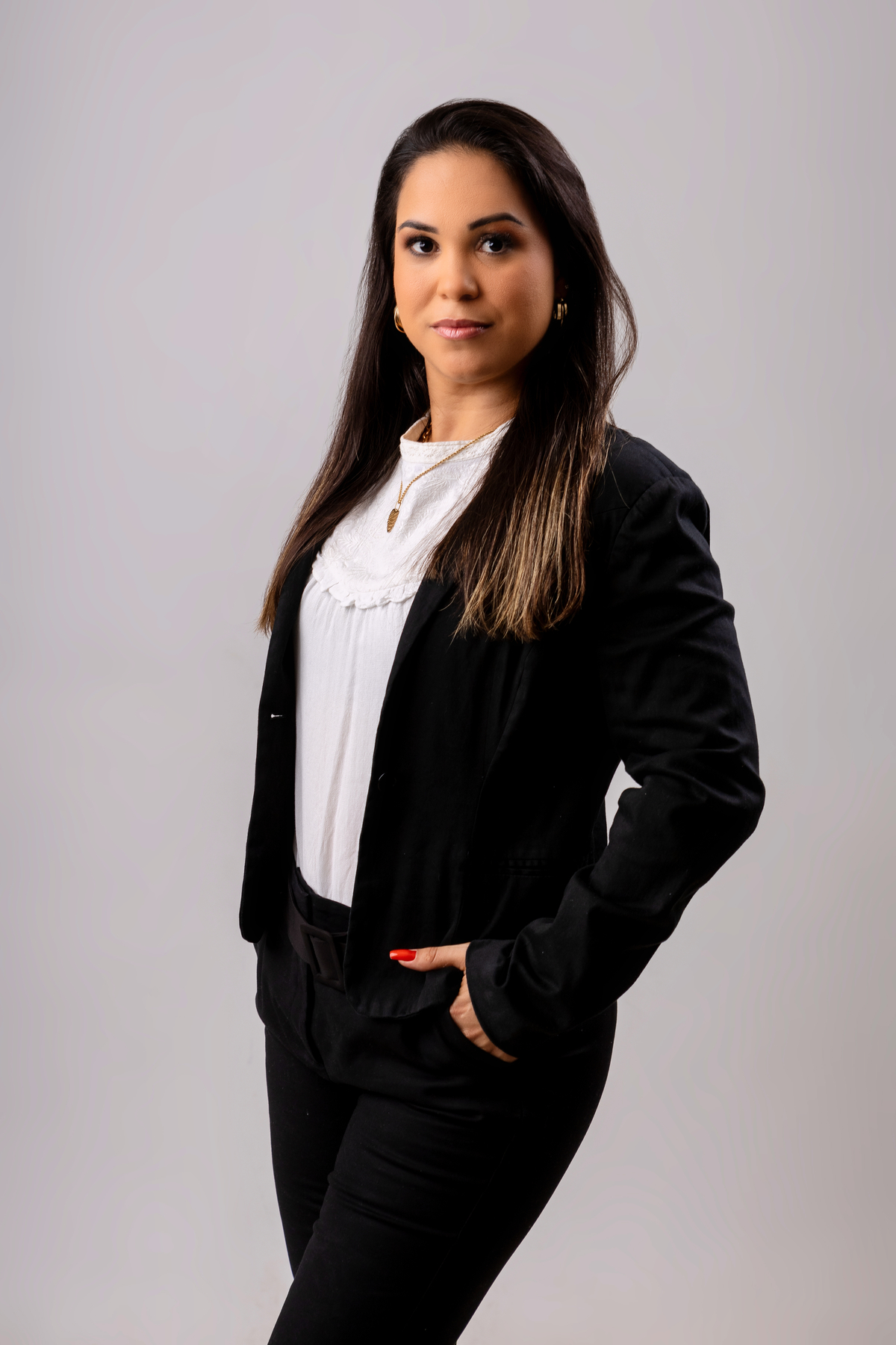 advogada com mãos no bolsos