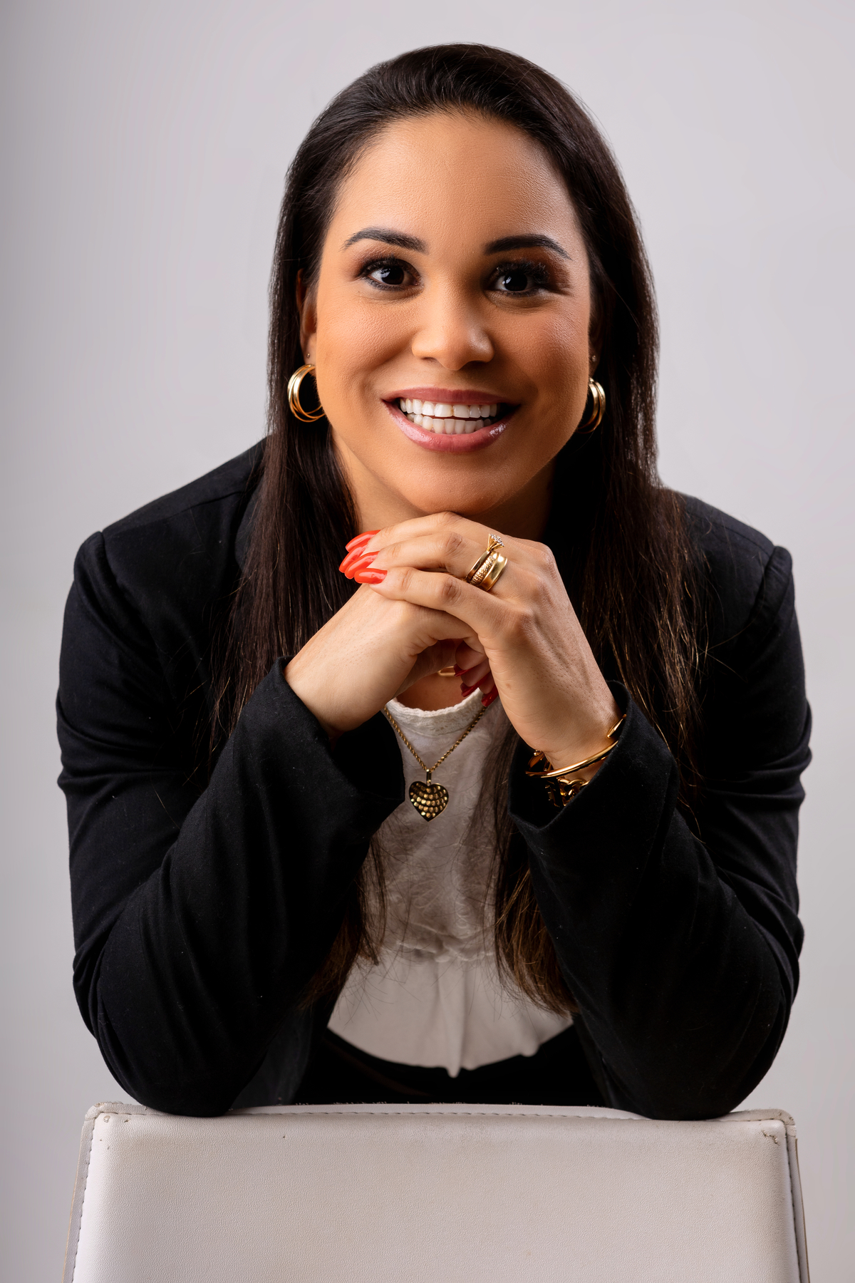 advogada sorridente apoiada com mãos sob queixo