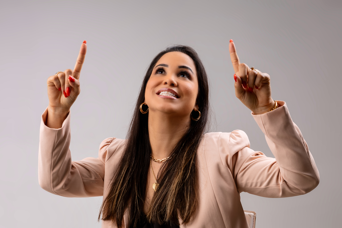 advogada sentada apontando pra cima