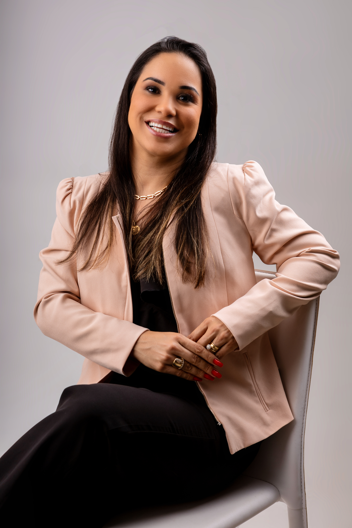 advogada sentada de braço apoiada na cadeira