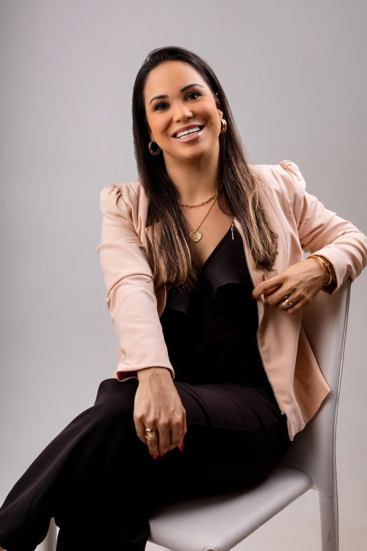 advogada sentada de braço apoiada na cadeira