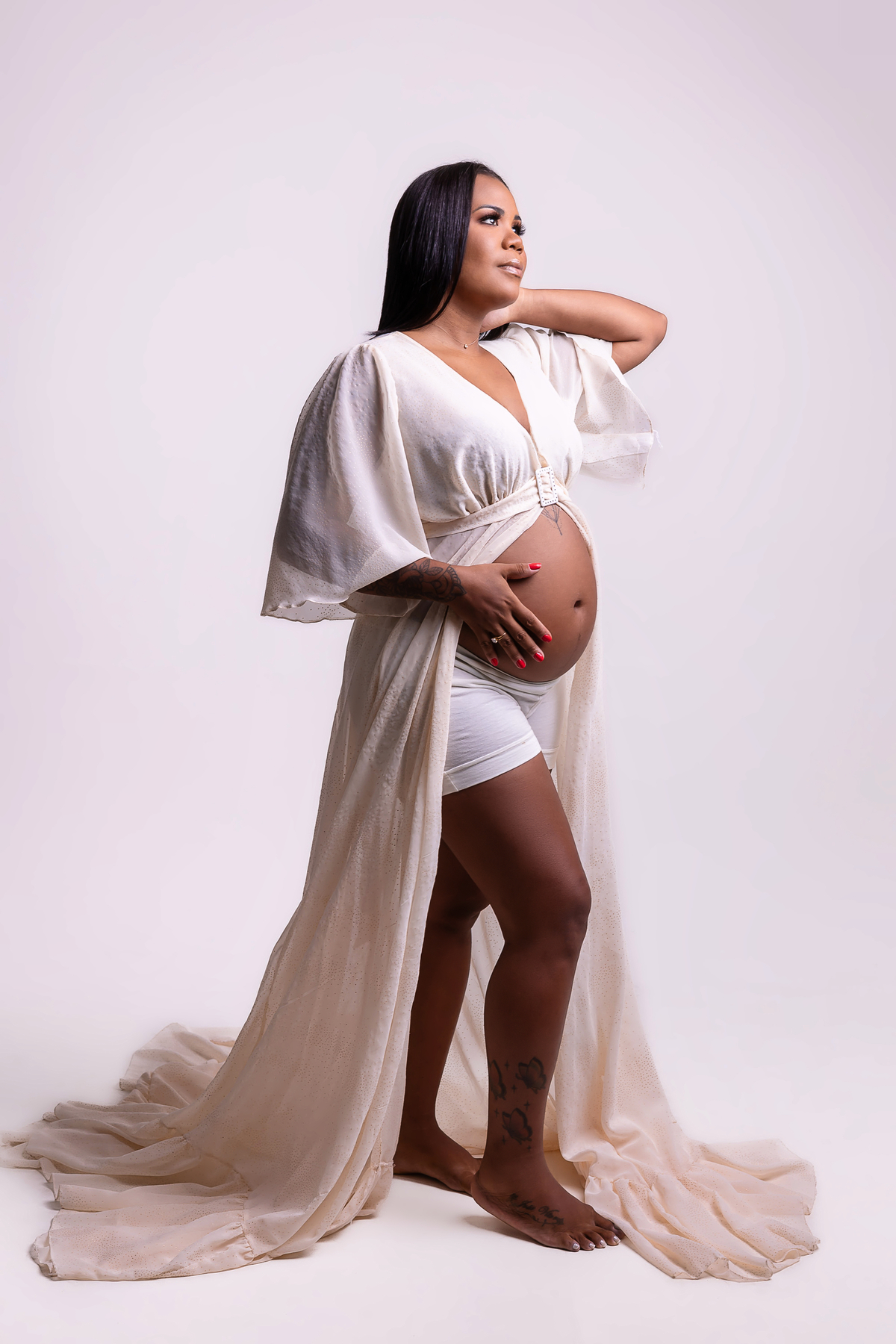 gestante com mão na barriga e outra no cabelo