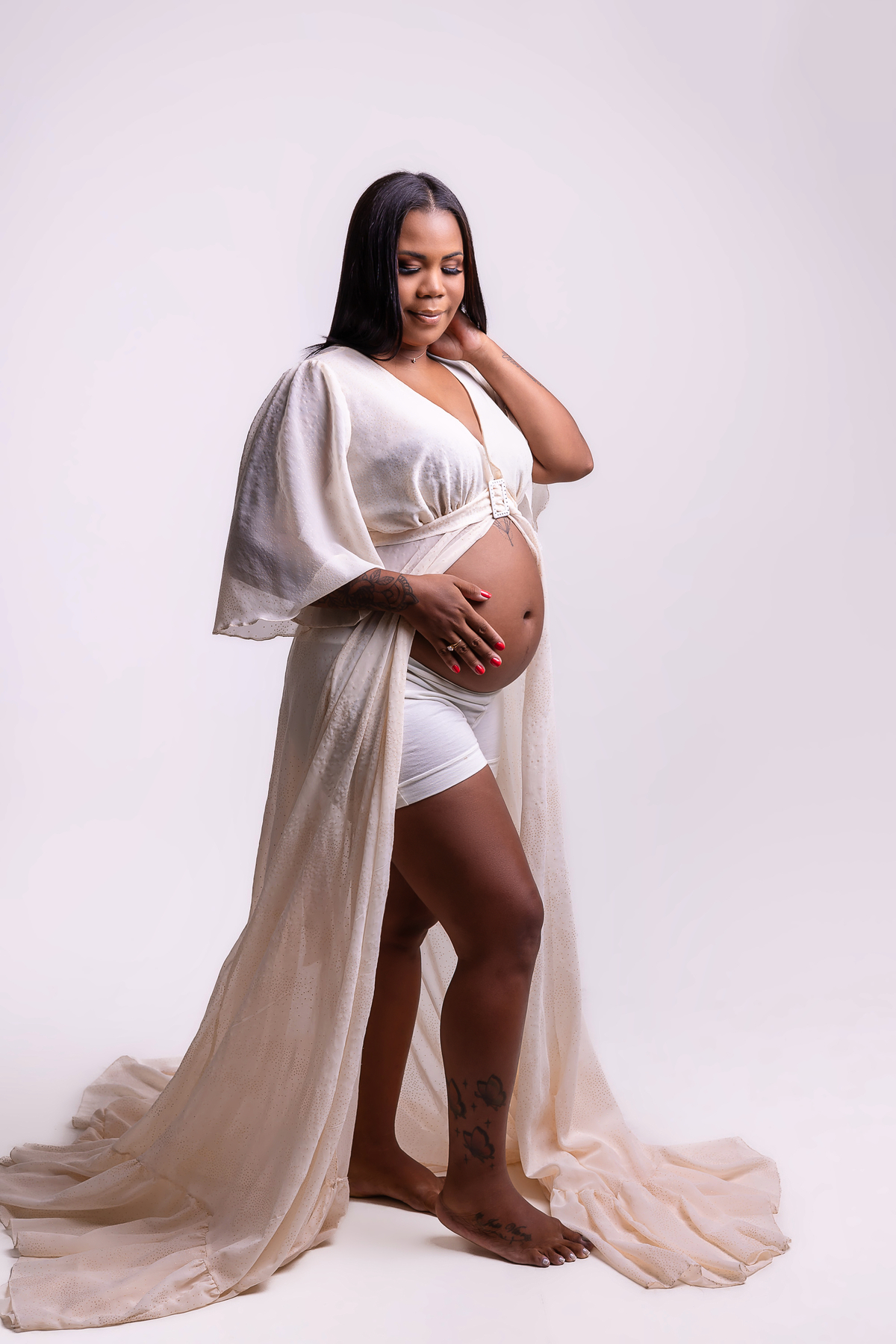 gestante com mão na barriga e outra no cabelo