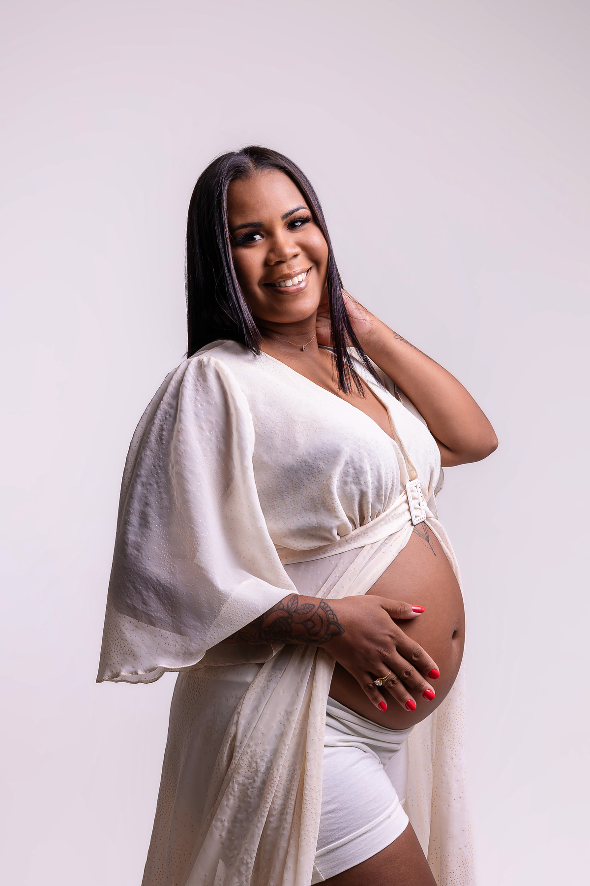 gestante com mão na barriga e outra no cabelo