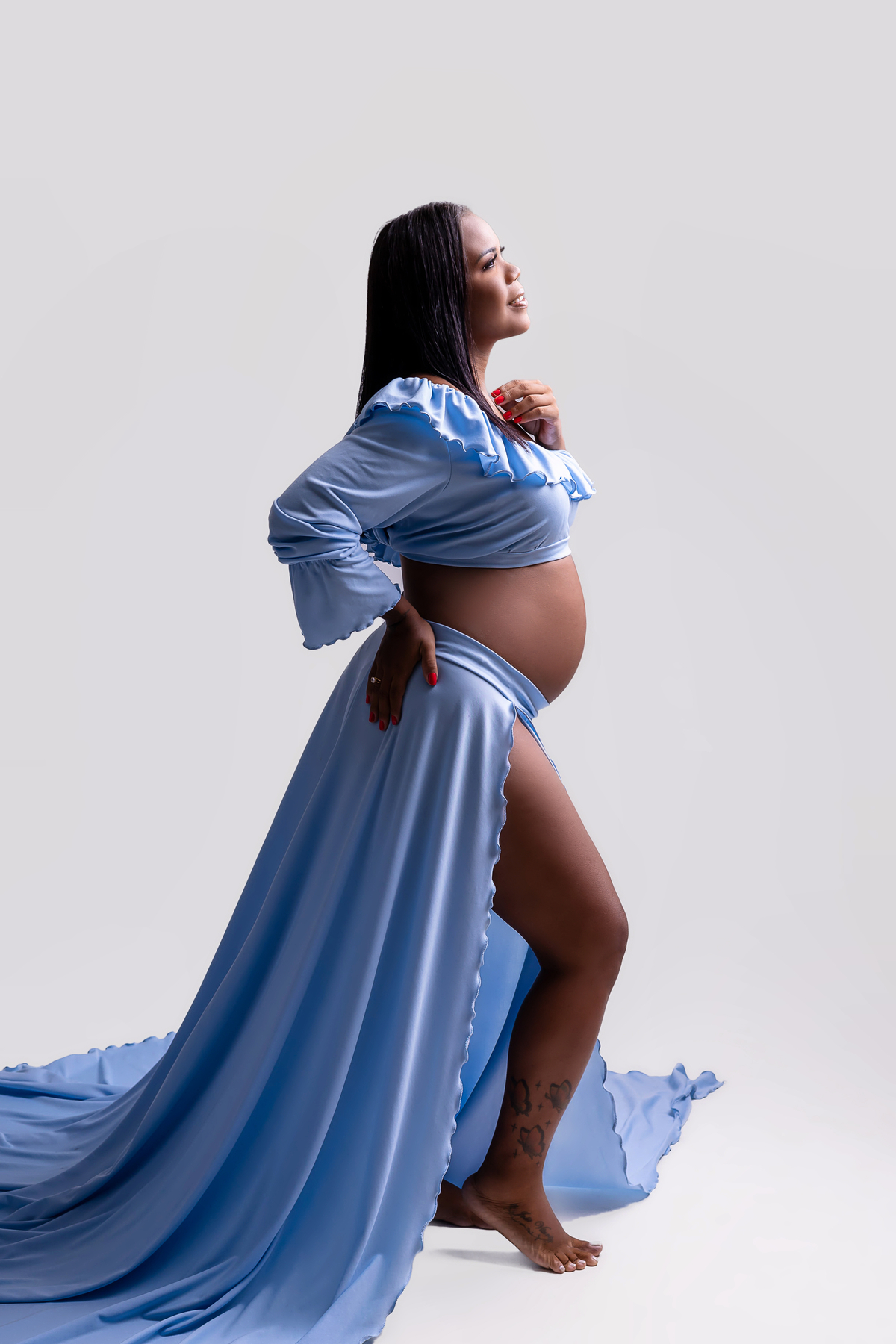 gestante com mão na cintura e outra no colar