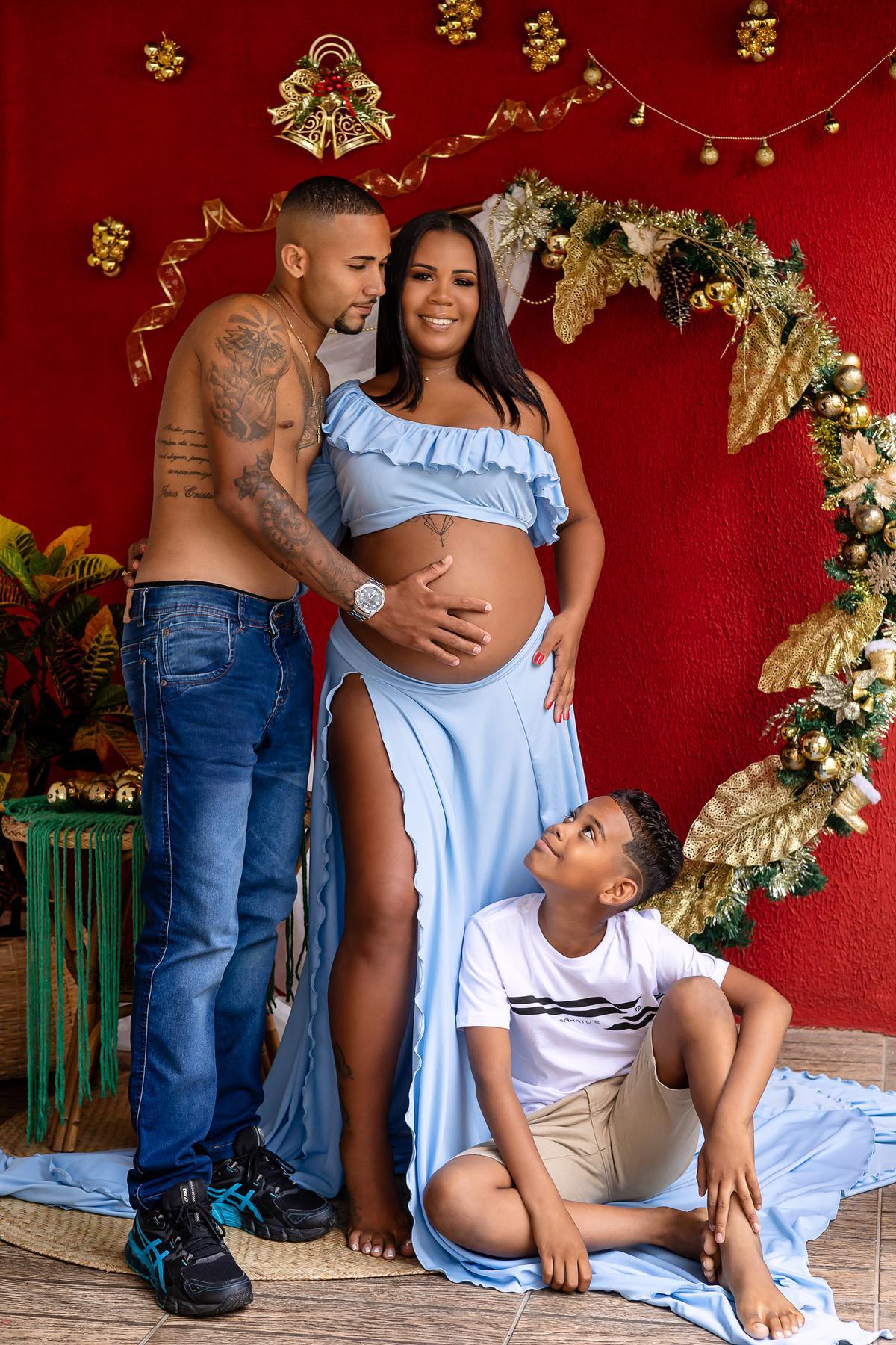 papai e filho olhando pra mamãe gestante