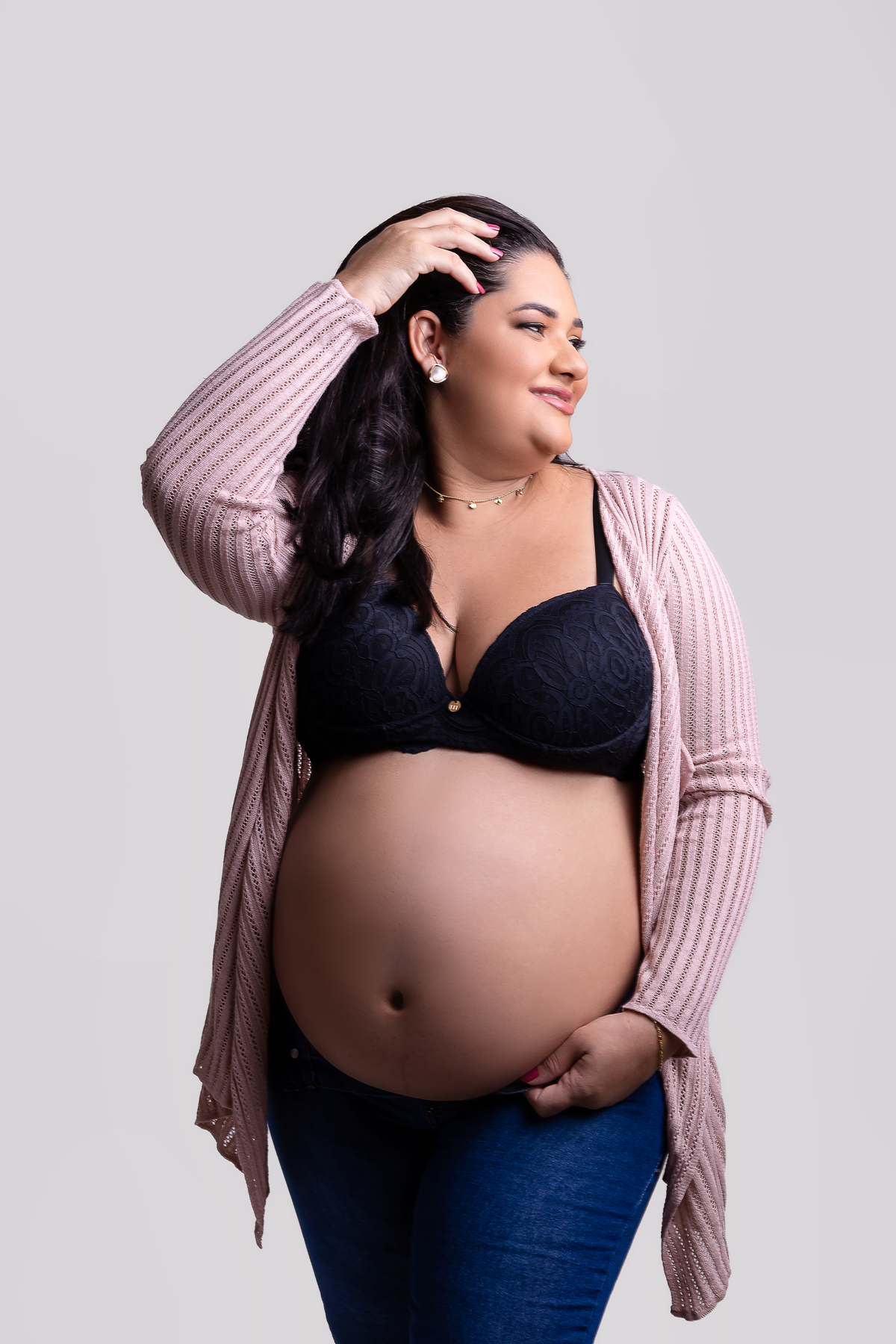 gestante com mão na barriga e outra no cabelo