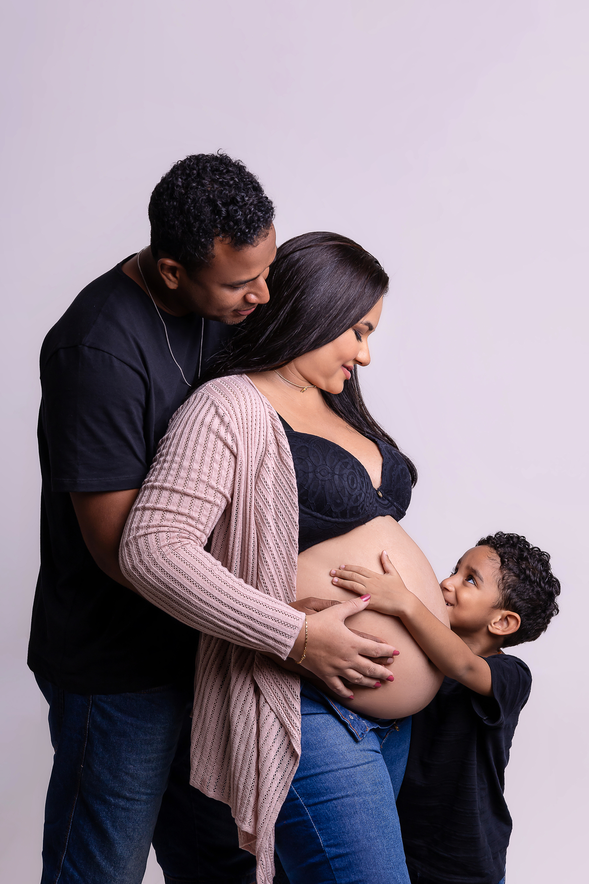 gestante com marido e filho abraçado