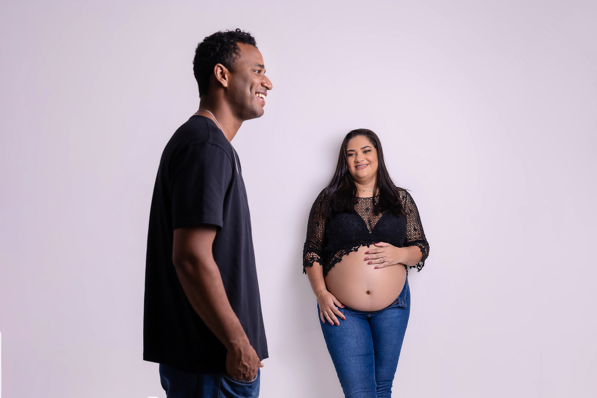 gestante do fundo olhando pro marido