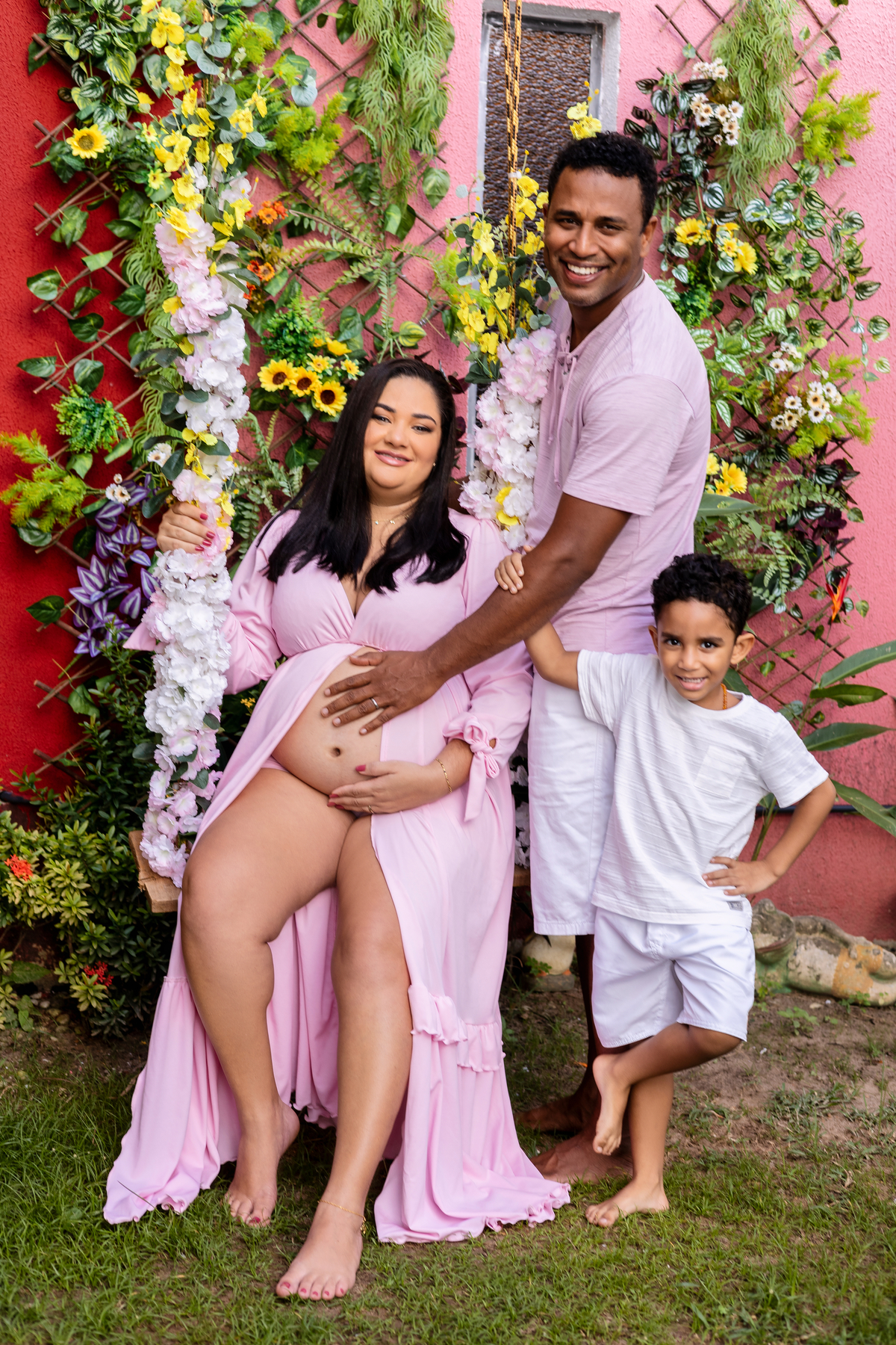 gestante no balanço com marido e filho