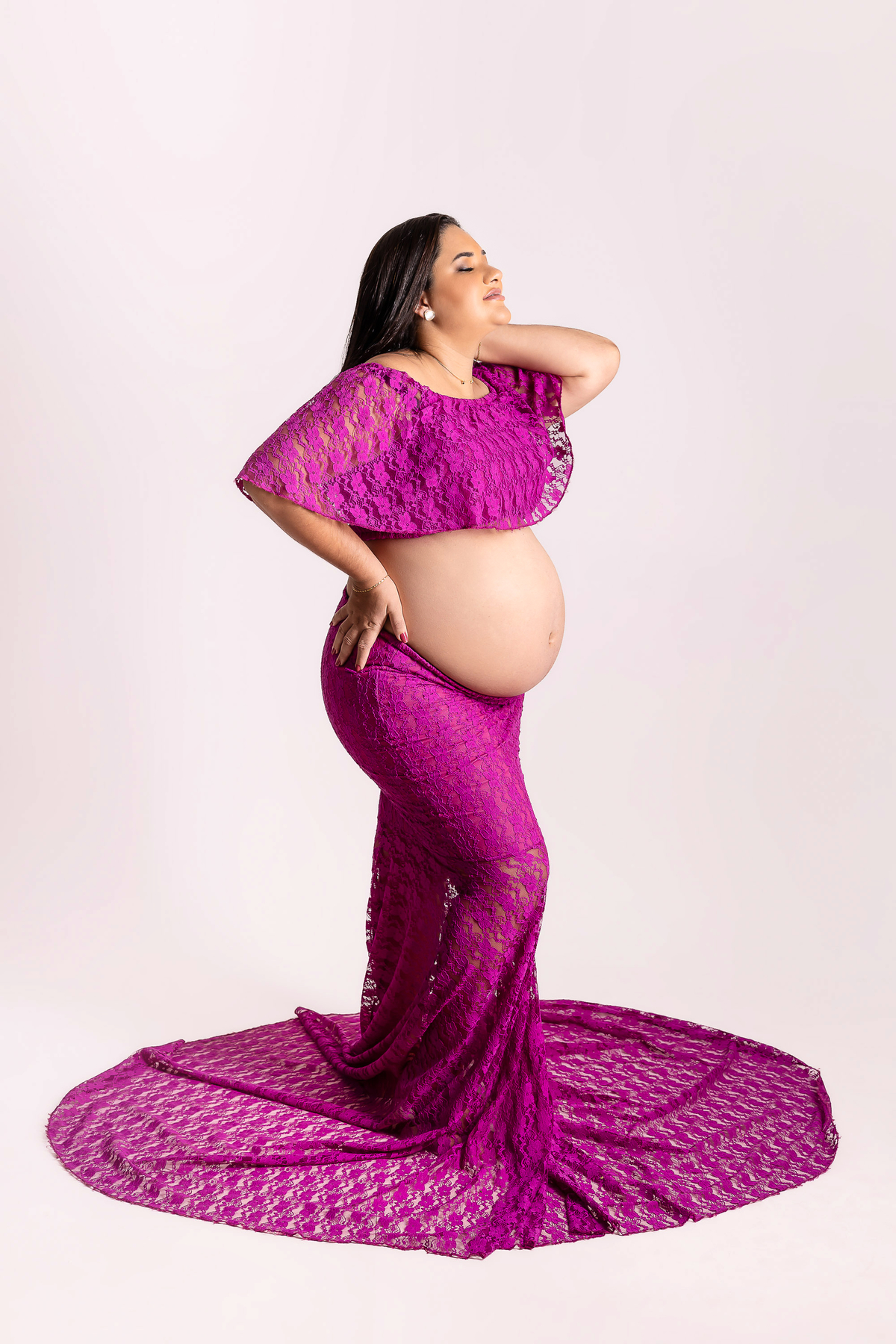 gestante com mão na cintura e outra no  cabelo